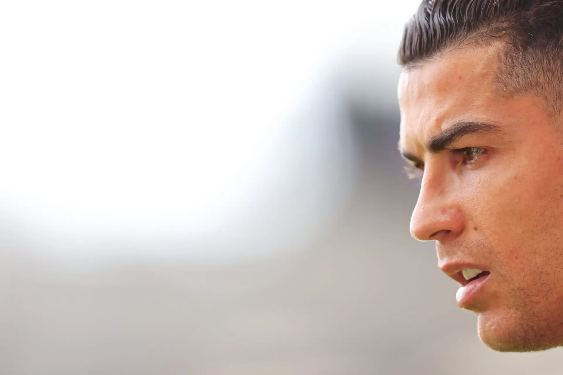Cristiano Ronaldo quebra silêncio para agradecer gesto dos adeptos em Anfield