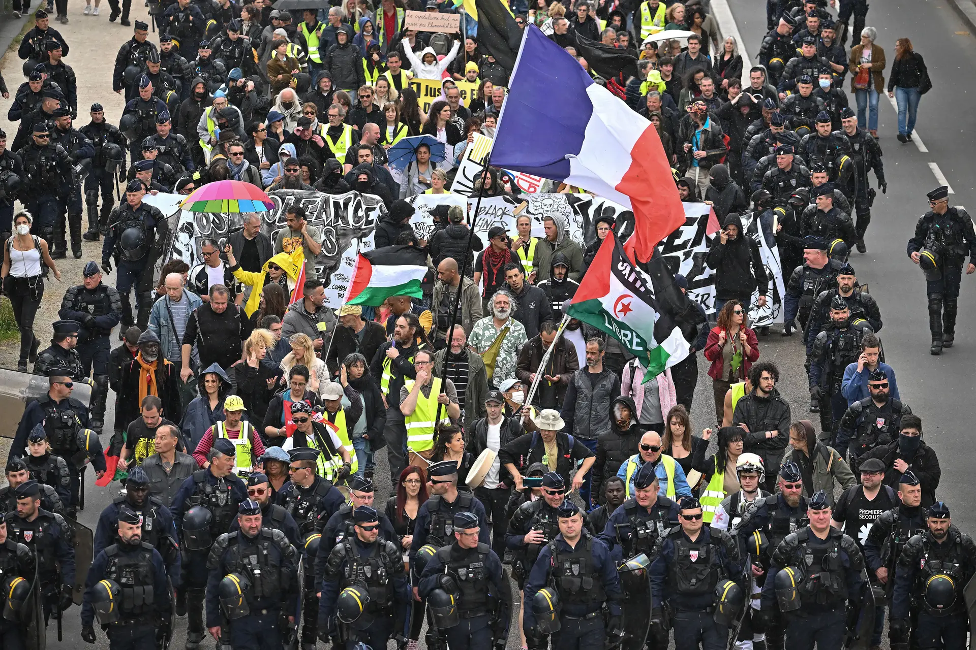 Coletes amarelos protestam em Paris na véspera dos franceses elegerem novo Presidente
