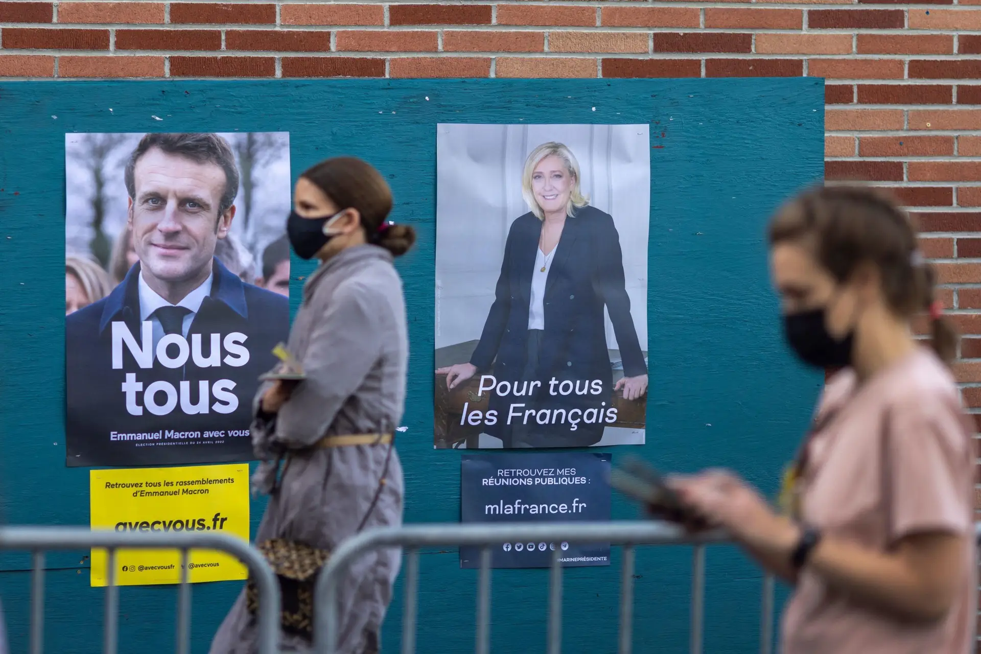Último dia de campanha em França: Macron e Le Pen preparam festa da vitória