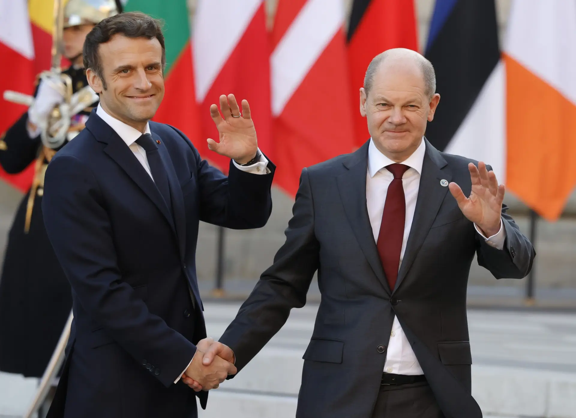 Olaf Scholz foi o primeiro dirigente estrangeiro a falar com Macron após vitória