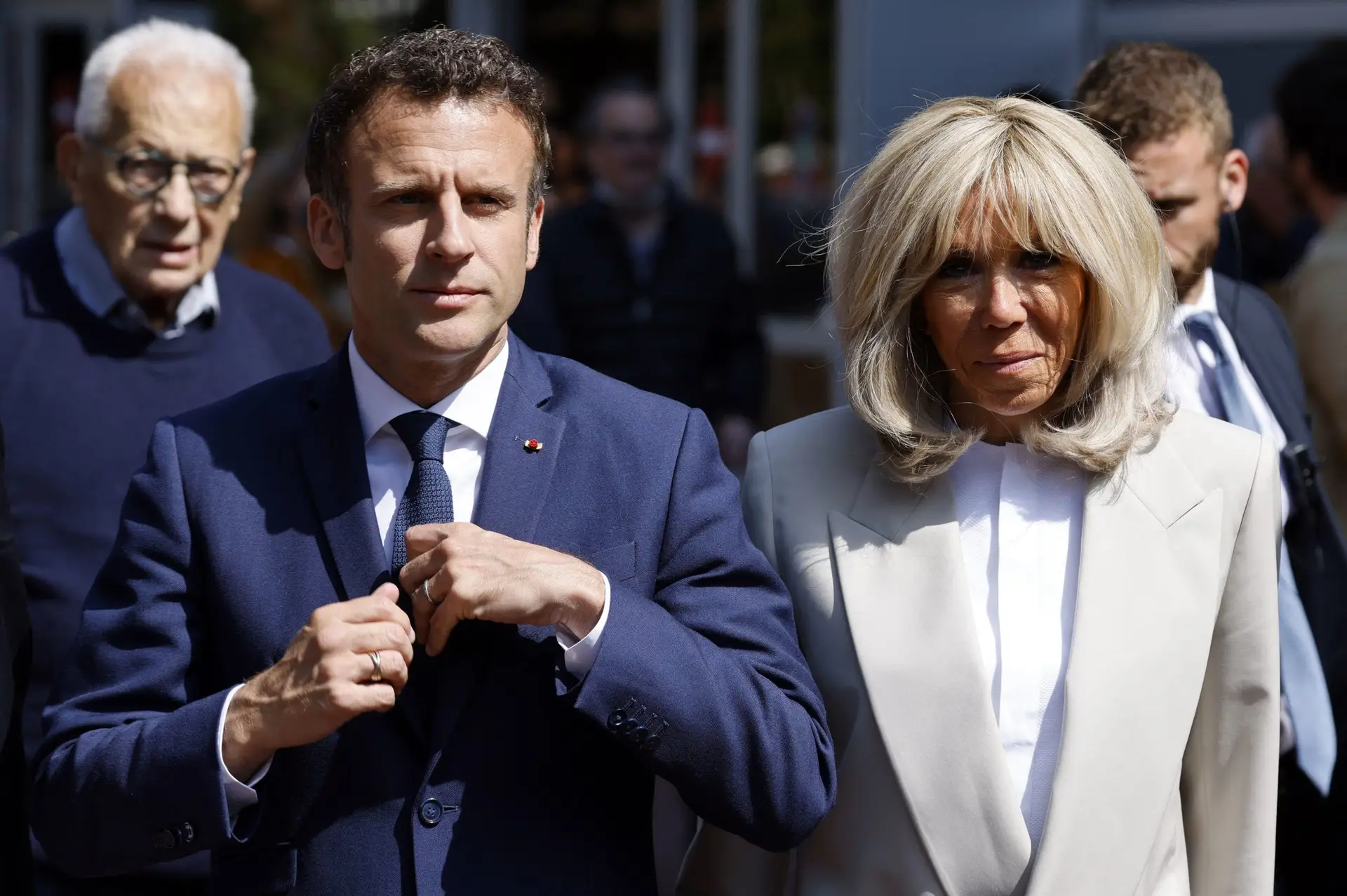 Eleições em França: Macron votou acompanhado da mulher