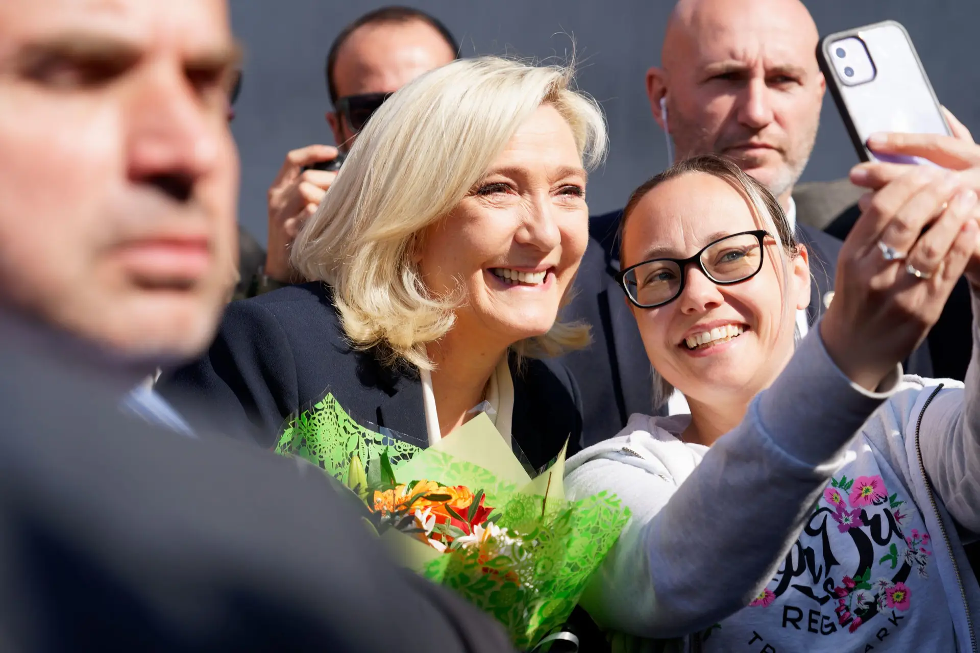Eleições em França: Marine Le Pen votou a meio da manhã