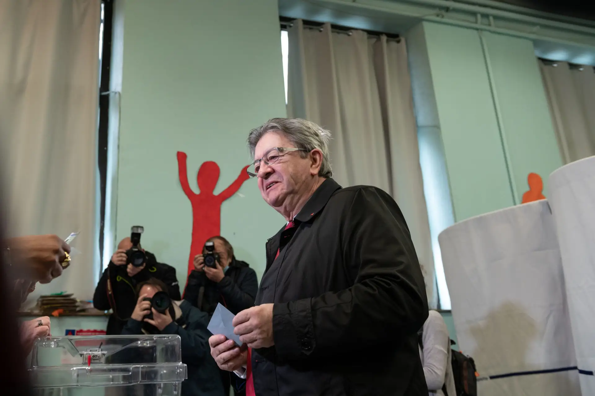 Macron ganhou “num oceano de abstenção”, diz Jean-Luc Mélenchon