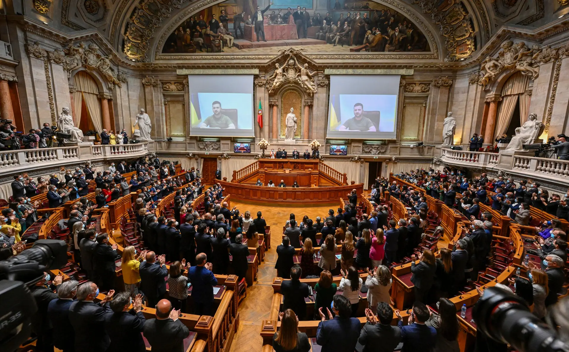 Porque é que o Governo não aplaudiu o discurso de Zelensky?