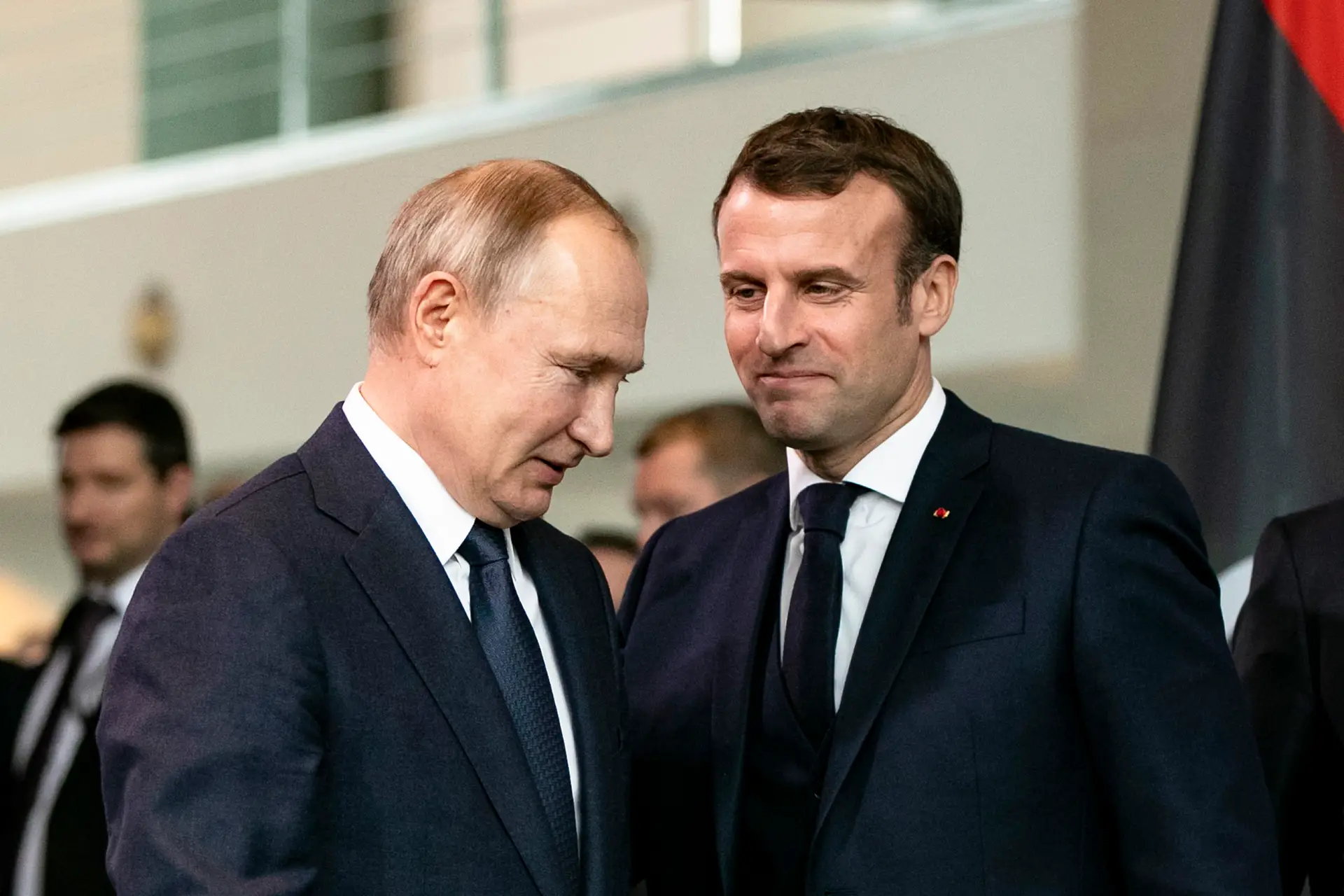Putin felicita Macron pela reeleição e deseja-lhe sucesso