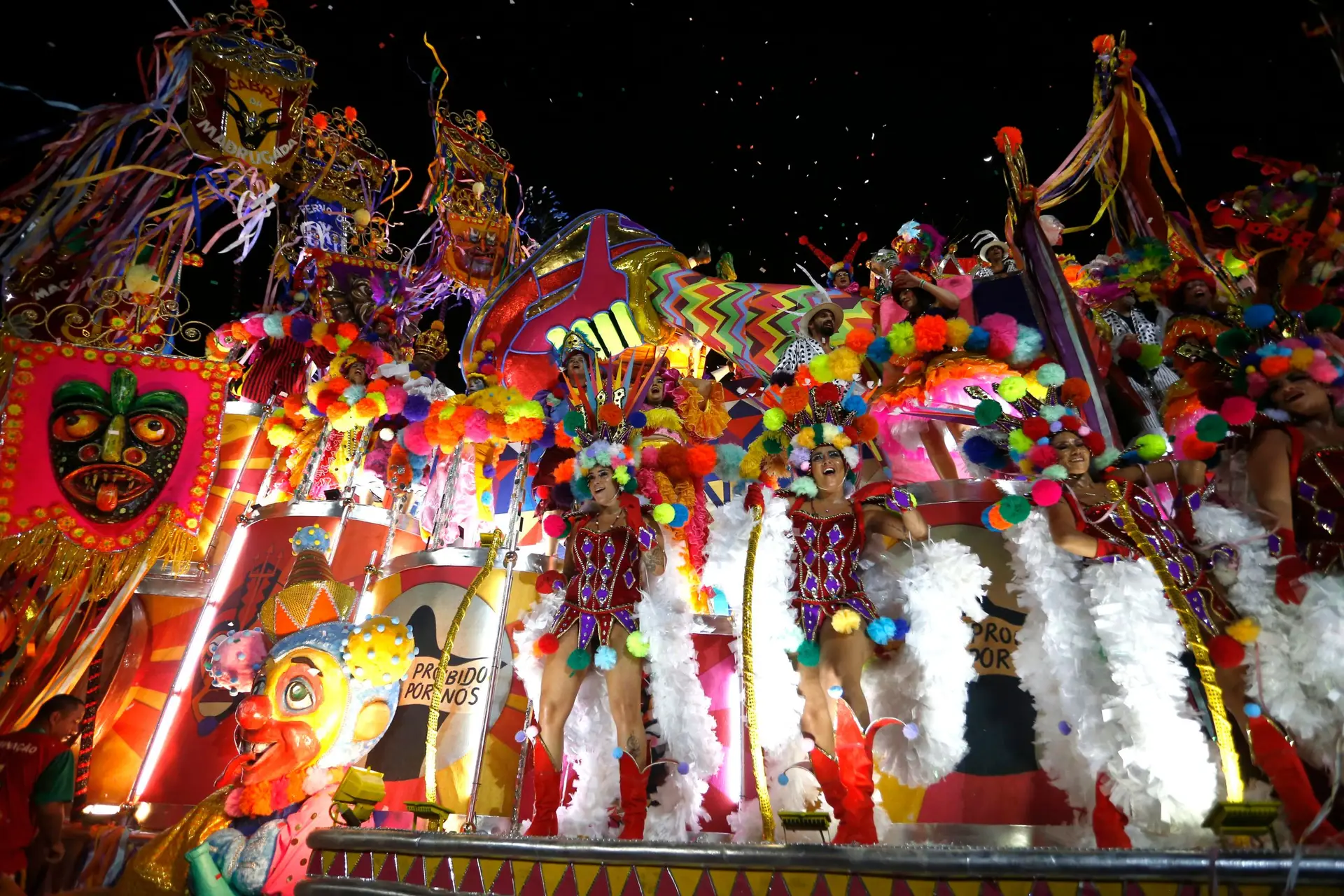 É Carnaval no Brasil: Sambódromo volta a encher para receber escolas de  samba - SIC Notícias