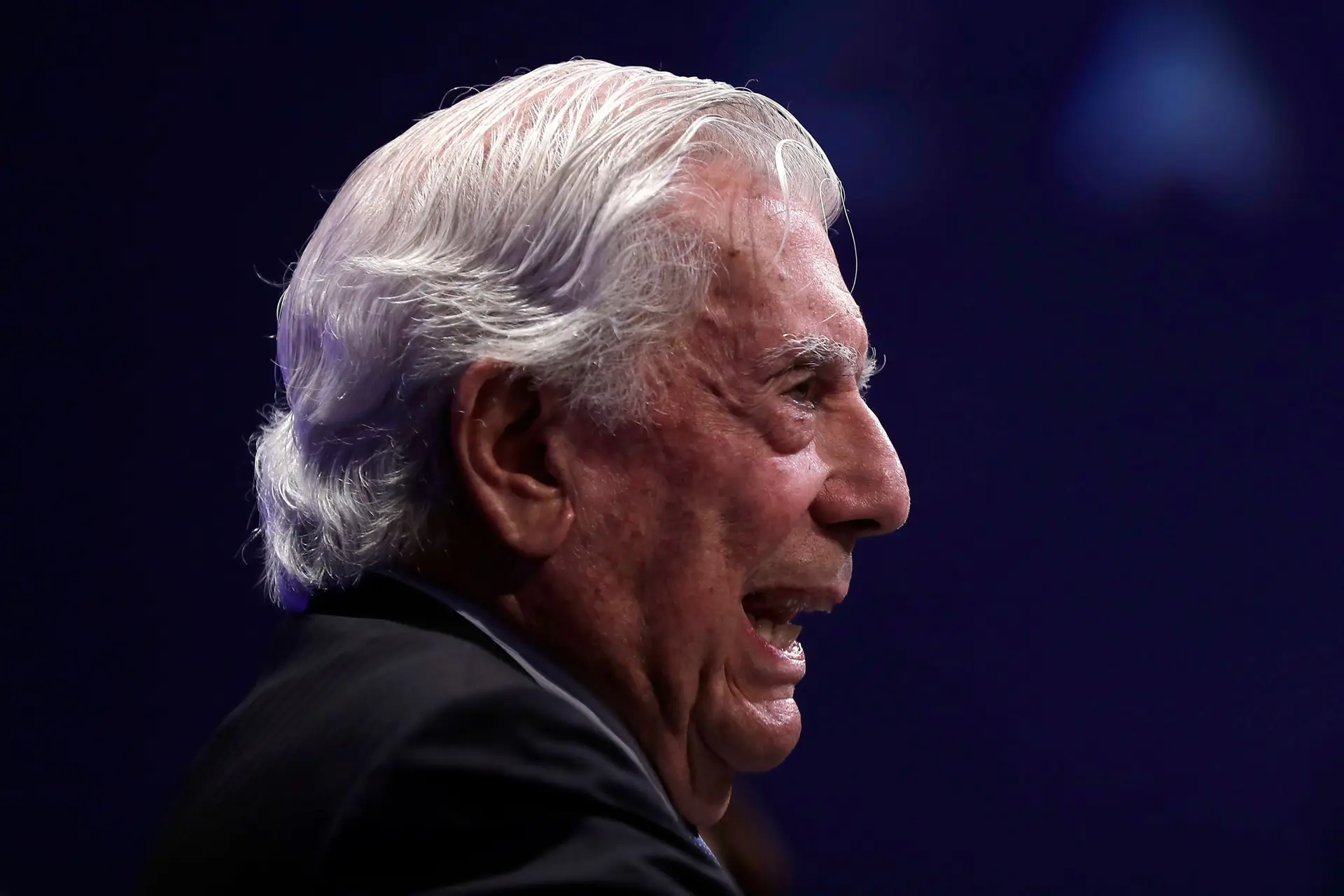 Covid-19: Prémio Nobel Mario Vargas Llosa vai ter alta hospitalar