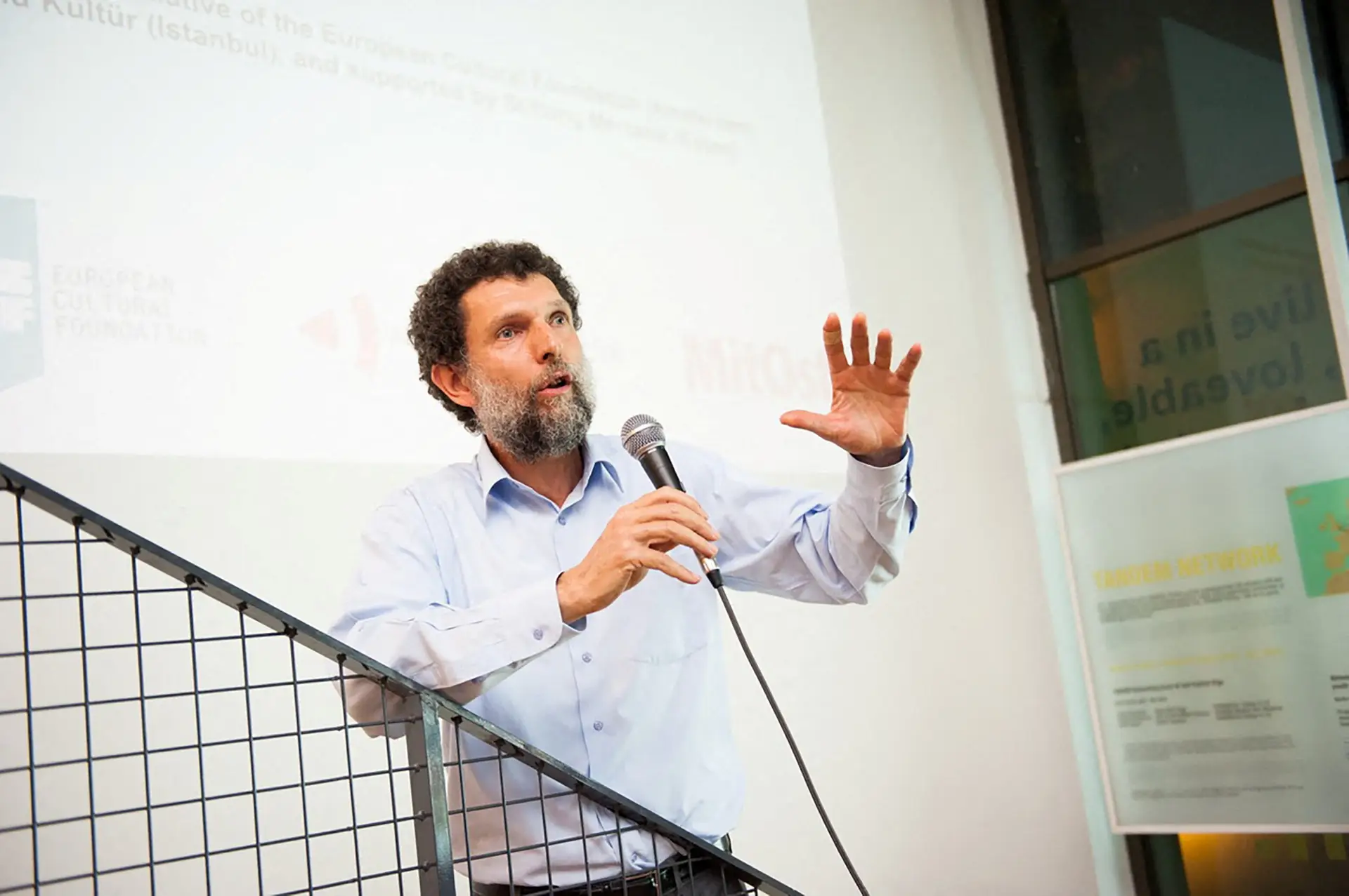 Mecenas e ativista turco Osman Kavala condenado a prisão perpétua