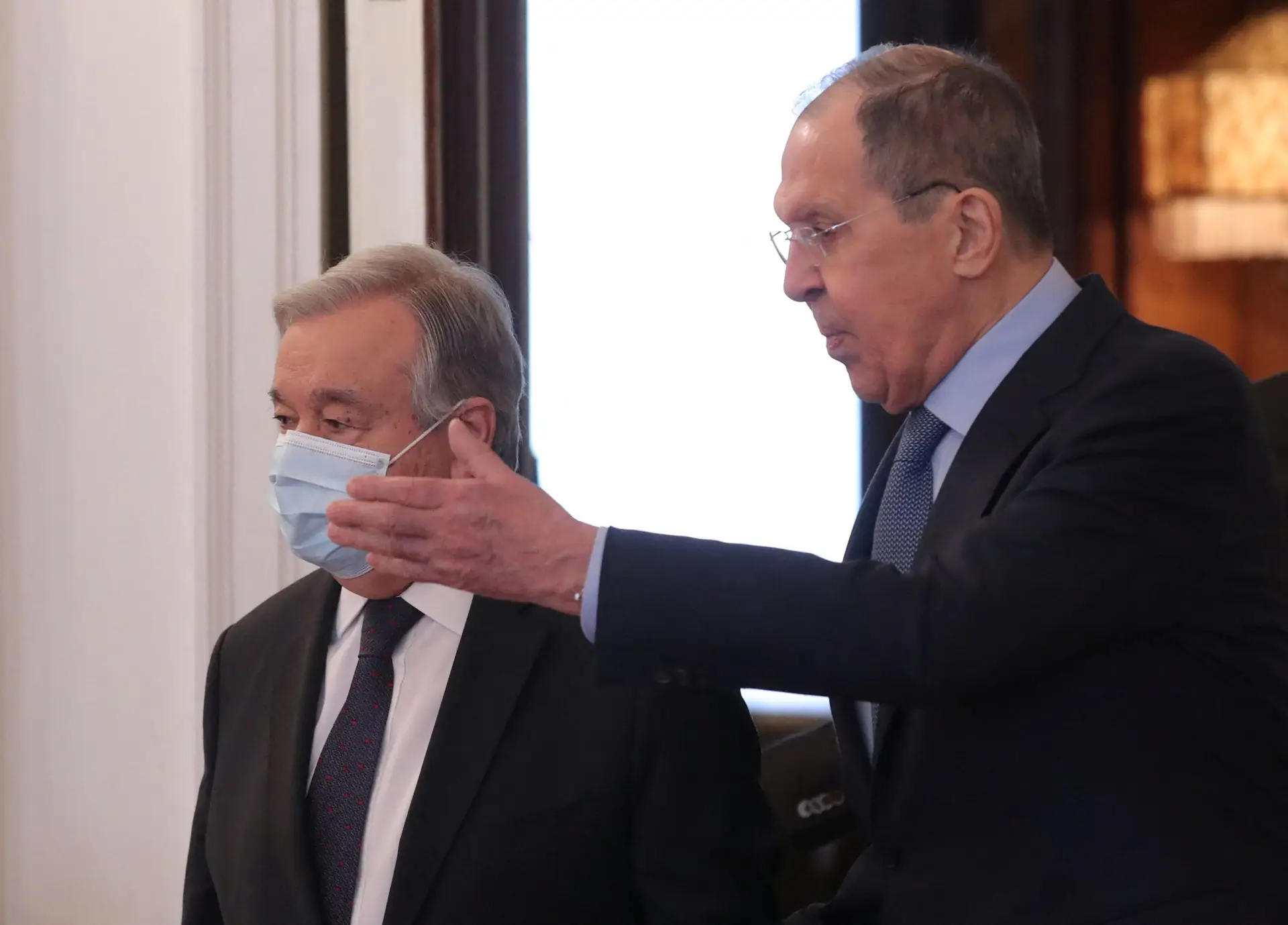 Guterres propôs a Lavrov a criação de um grupo de trabalho para retirar civis 