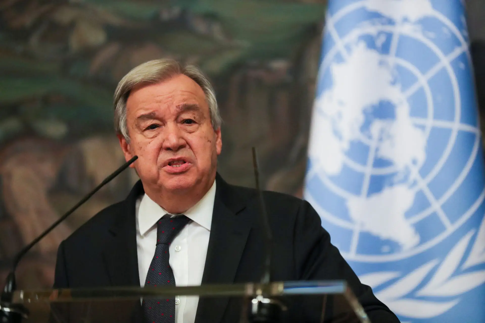 Guerra na Ucrânia: Guterres pede a Putin para trabalharem em conjunto na retirada de civis