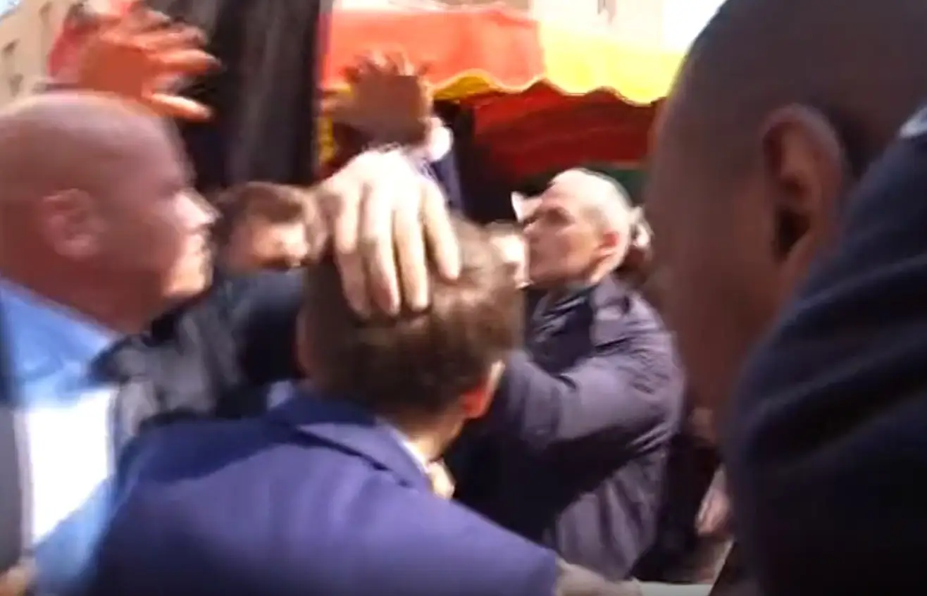 Popular lança tomates contra Macron durante visita a mercado