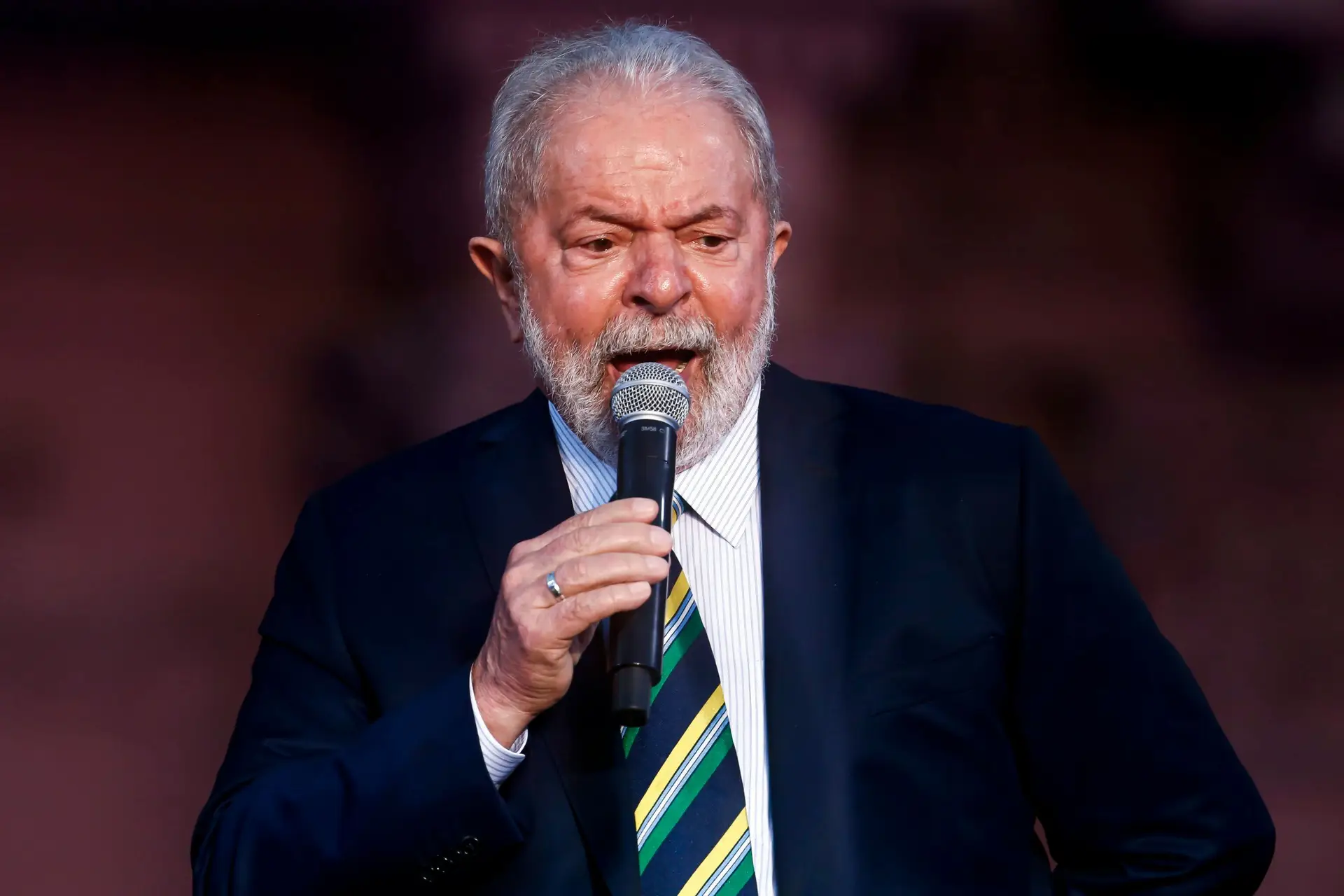 Amigo e advogado pessoal de Lula da Silva toma posse como juiz do Supremo brasileiro