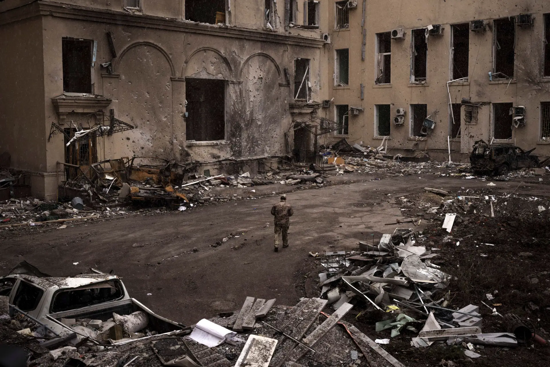 Borbardeamentos das forças ucranianas atingem cidade de Kharkiv, controlada pela Rússia