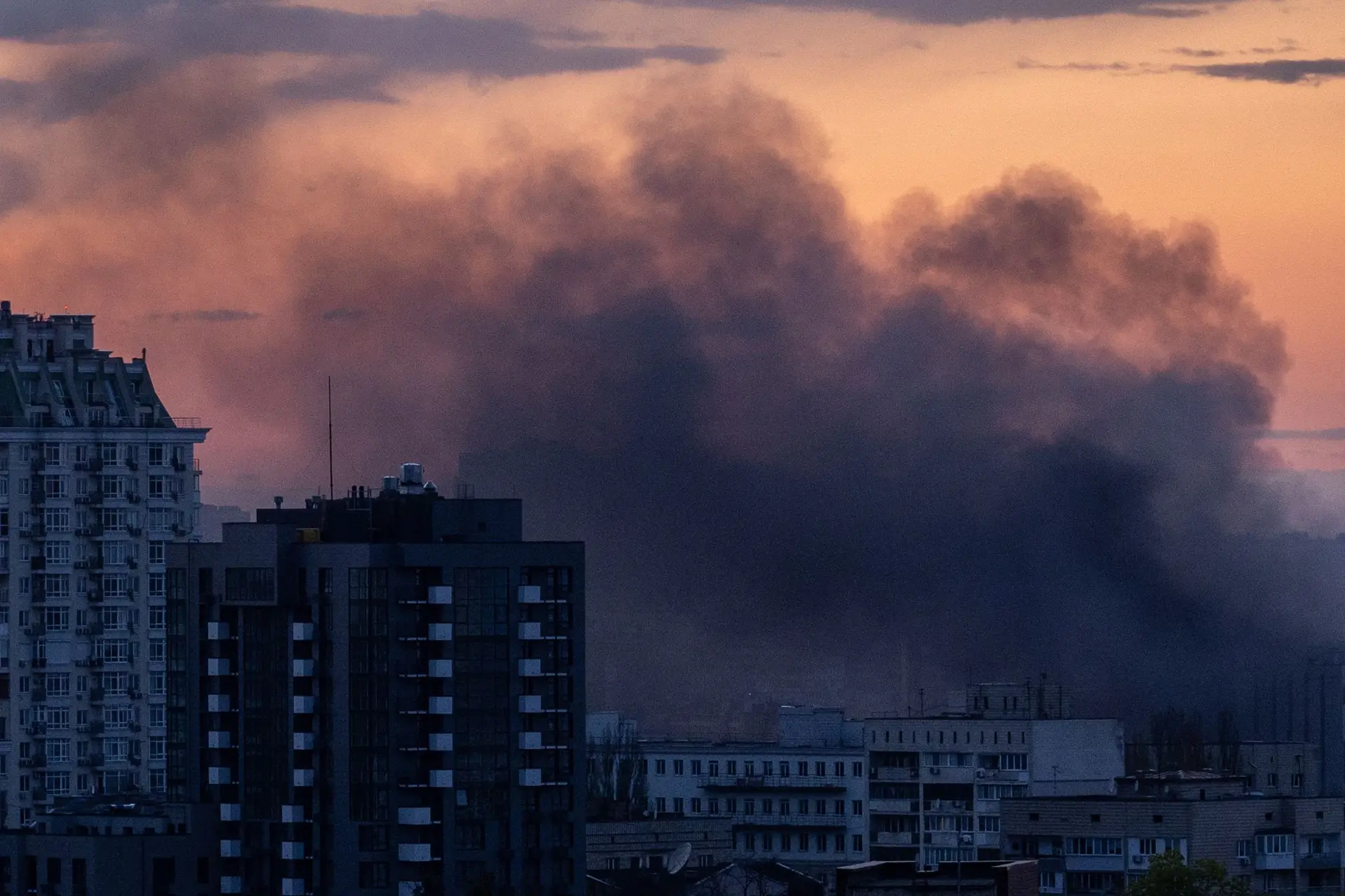 Guerra na Ucrânia: ouvidas explosões em Kiev durante encontro de Guterres e Zelensky