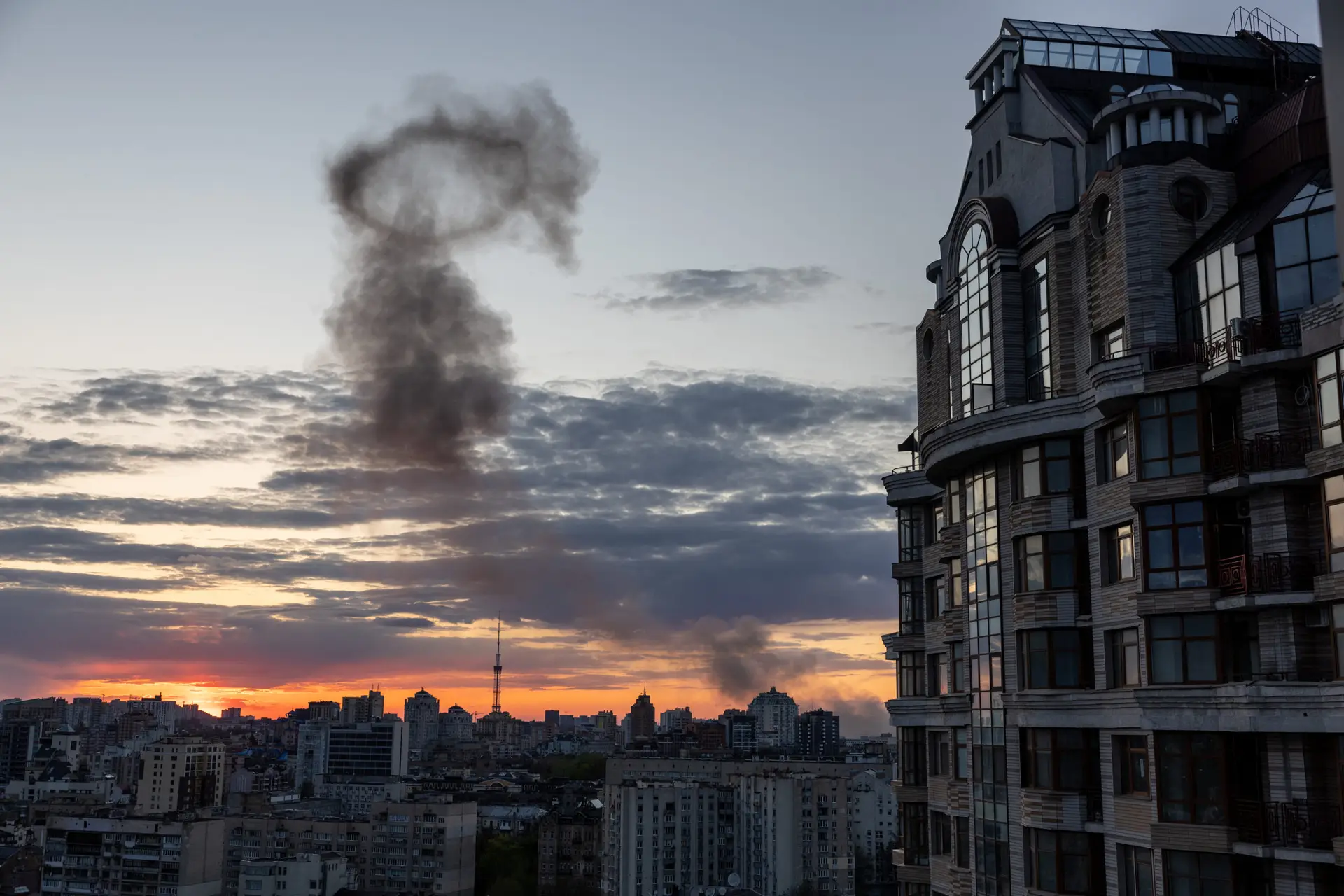 Governo da Ucrânia classifica ataques em Kiev durante visita de Guterres como “ato hediondo de barbárie”