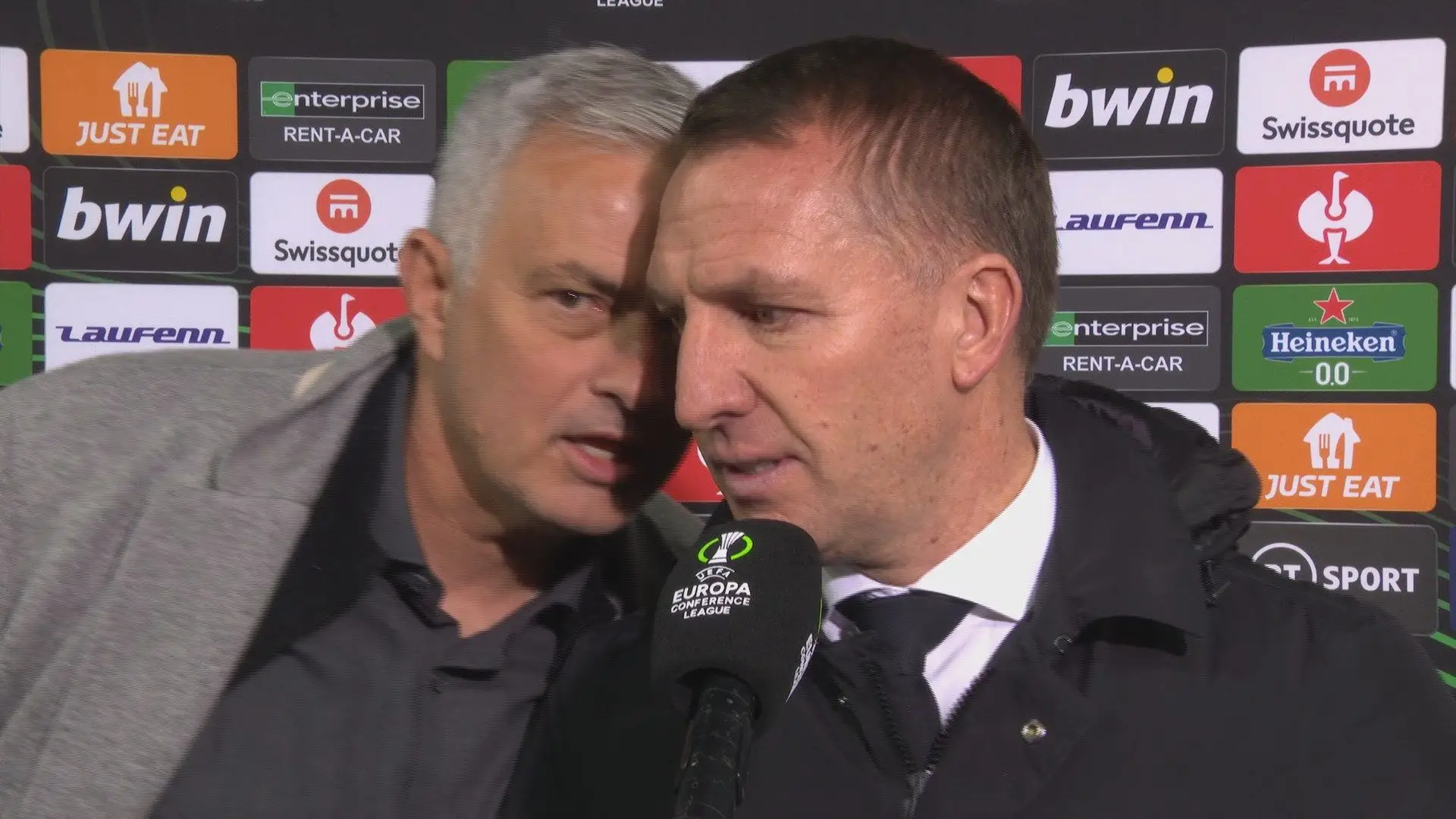 José Mourinho invade entrevista do treinador adversário para agradecer uma prenda