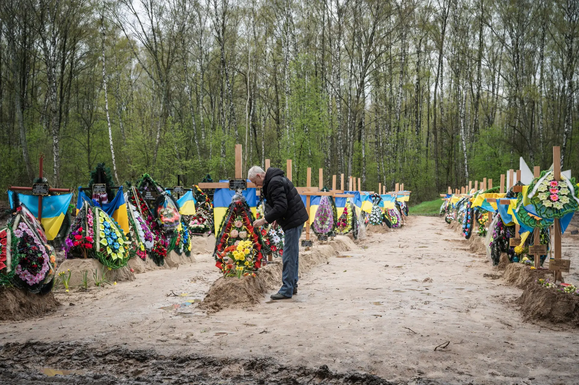 Guerra na Ucrânia: famílias reconstroem Chernihiv enquanto choram os mortos