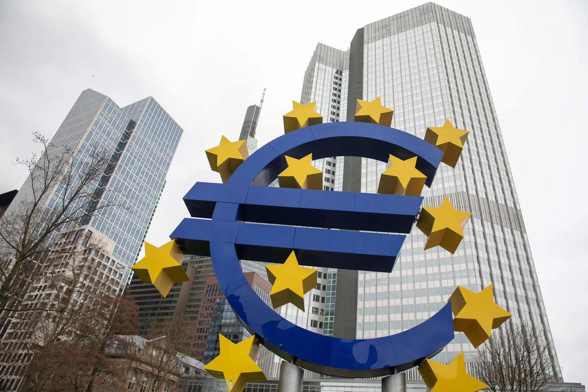 Taxa de desemprego em março recua para 6,8% na zona euro