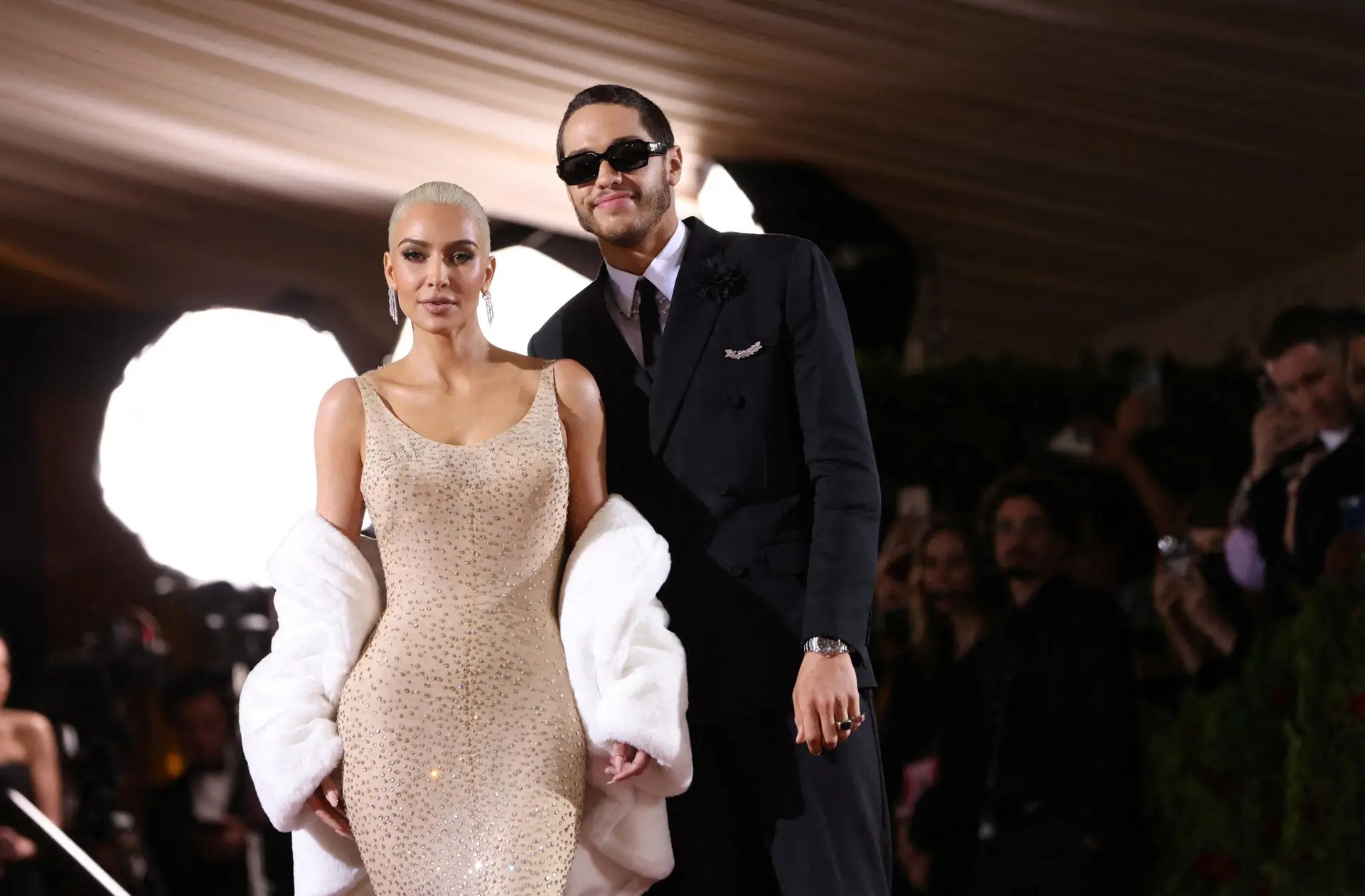 Os dourados e a extravagância no desfile da passadeira vermelha do Met Gala 2022