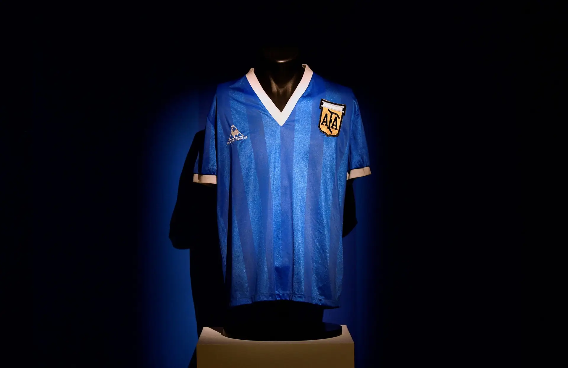 Camisola da “mão de Deus” de Maradona leiloada por 8,8 milhões de euros
