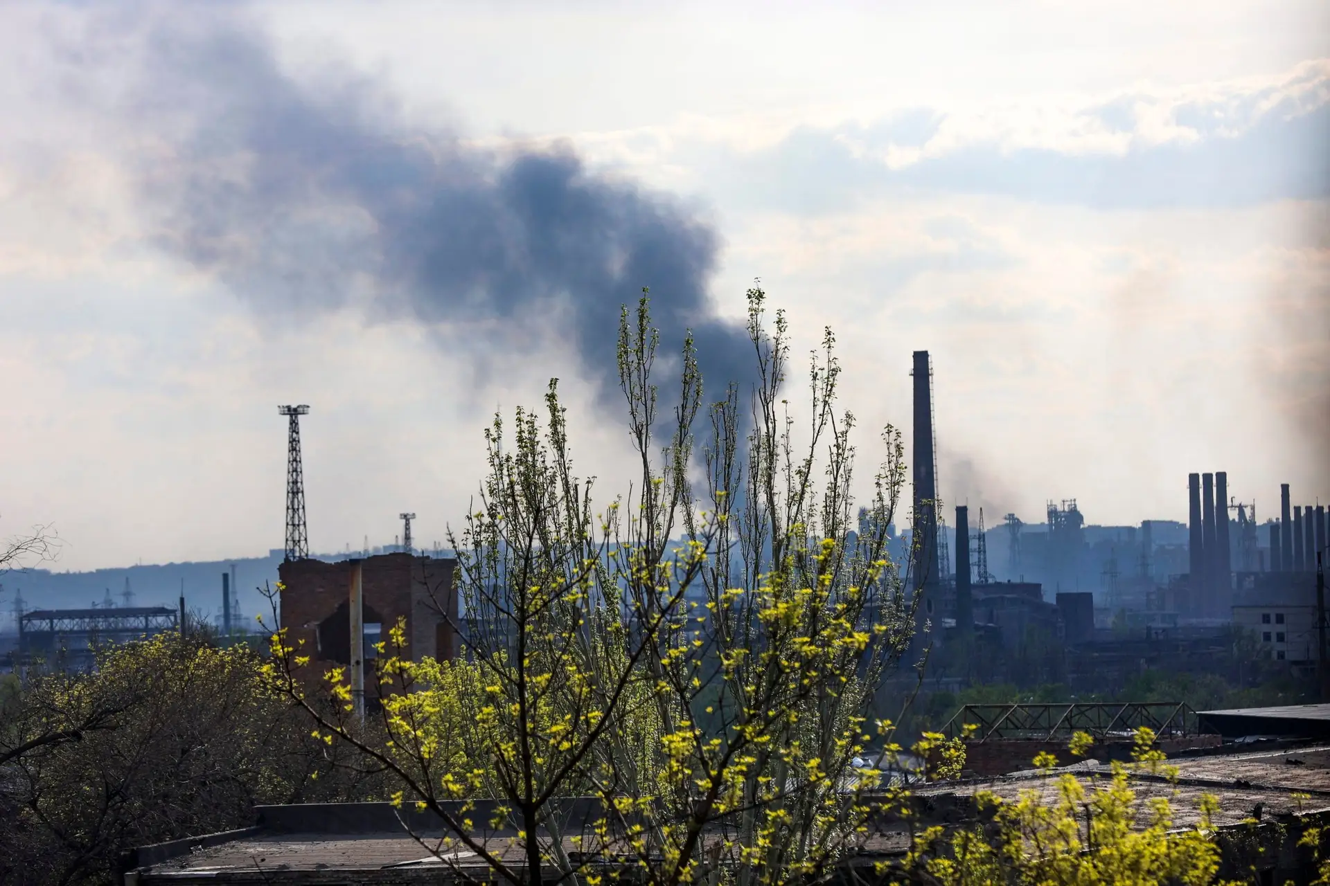 Ucrânia fala em “batalhas sangrentas” em Azovstal, Rússia nega reforço da ofensiva 
