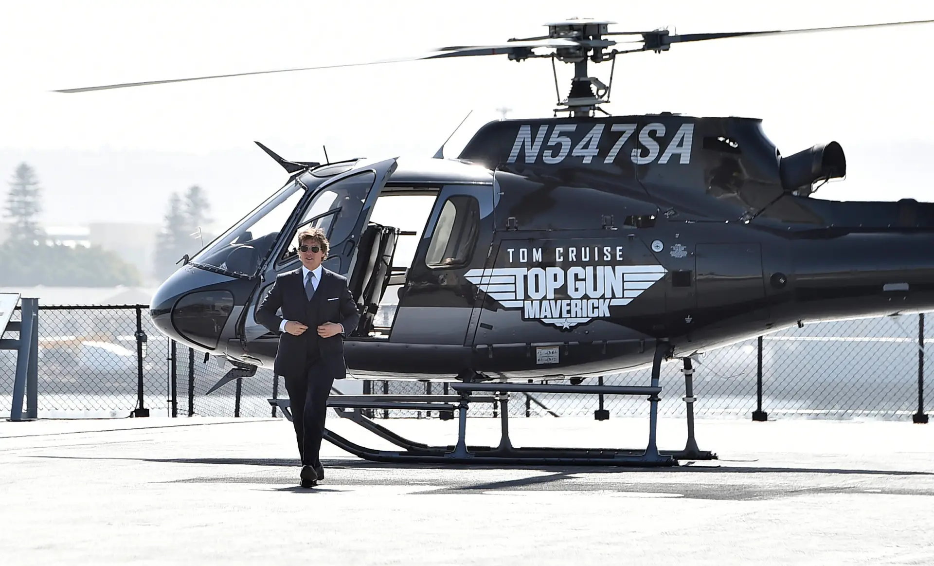 Tom Cruise chega à antestreia de “Top Gun: Maverick” de helicóptero