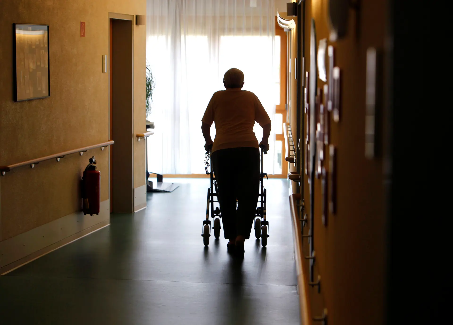 Funcionárias de lar condenadas a pena suspensa por maus tratos a idosos 