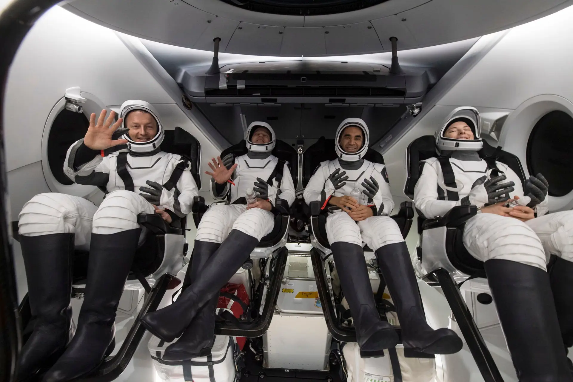 Astronautas regressam à Terra após seis meses de missão na Estação Espacial Internacional