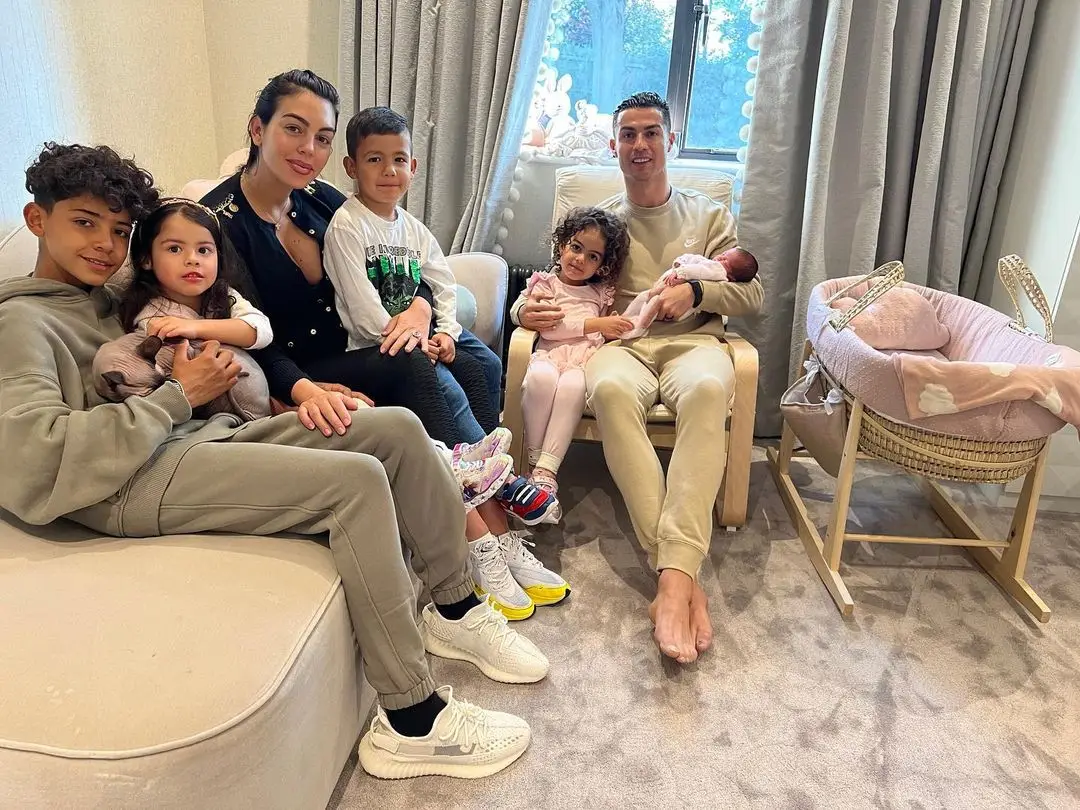 Cristiano Ronaldo e Georgina Rodríguez anunciam nome da recém-nascida
