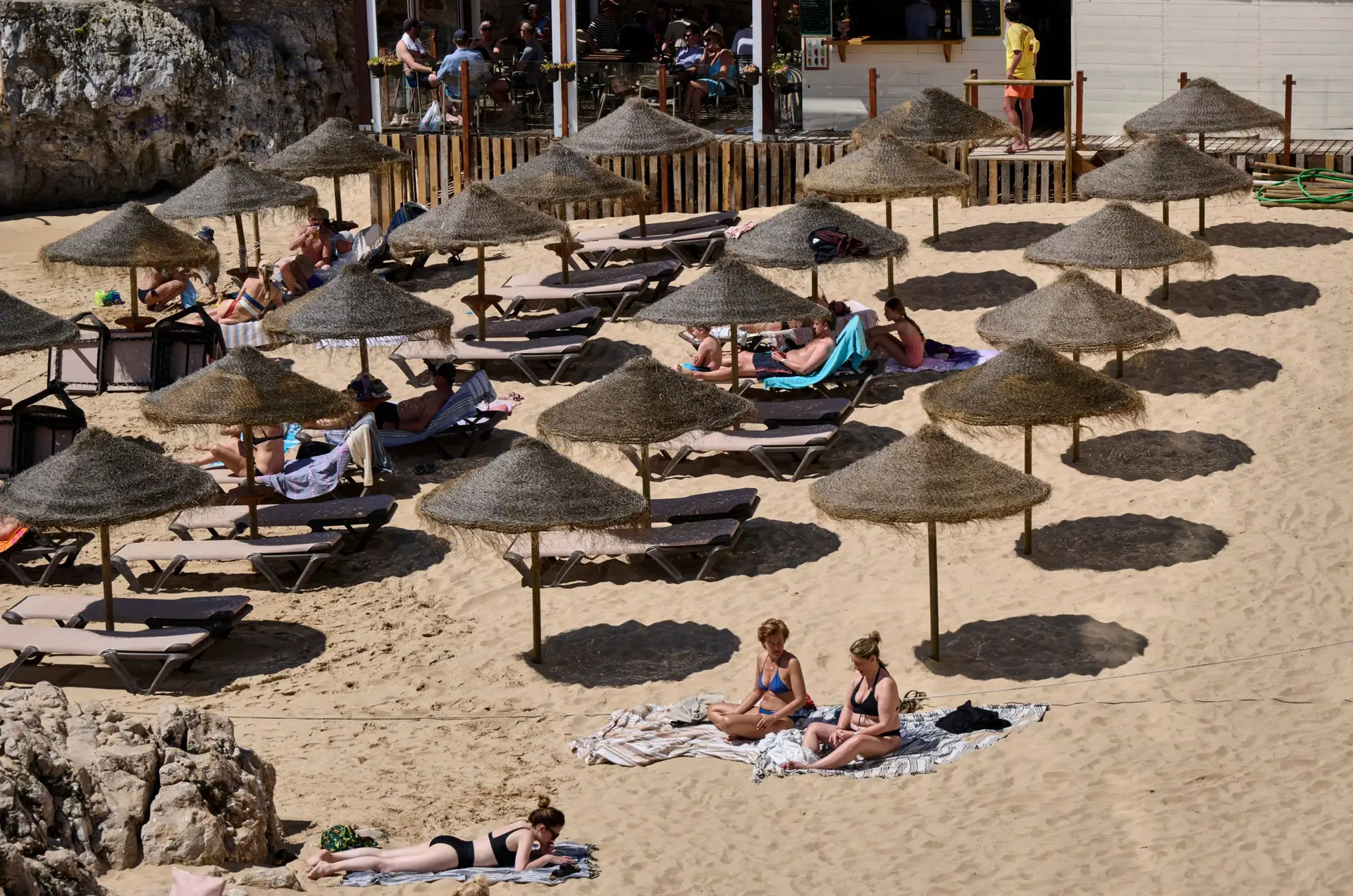 Altas temperaturas levam portugueses à praia
