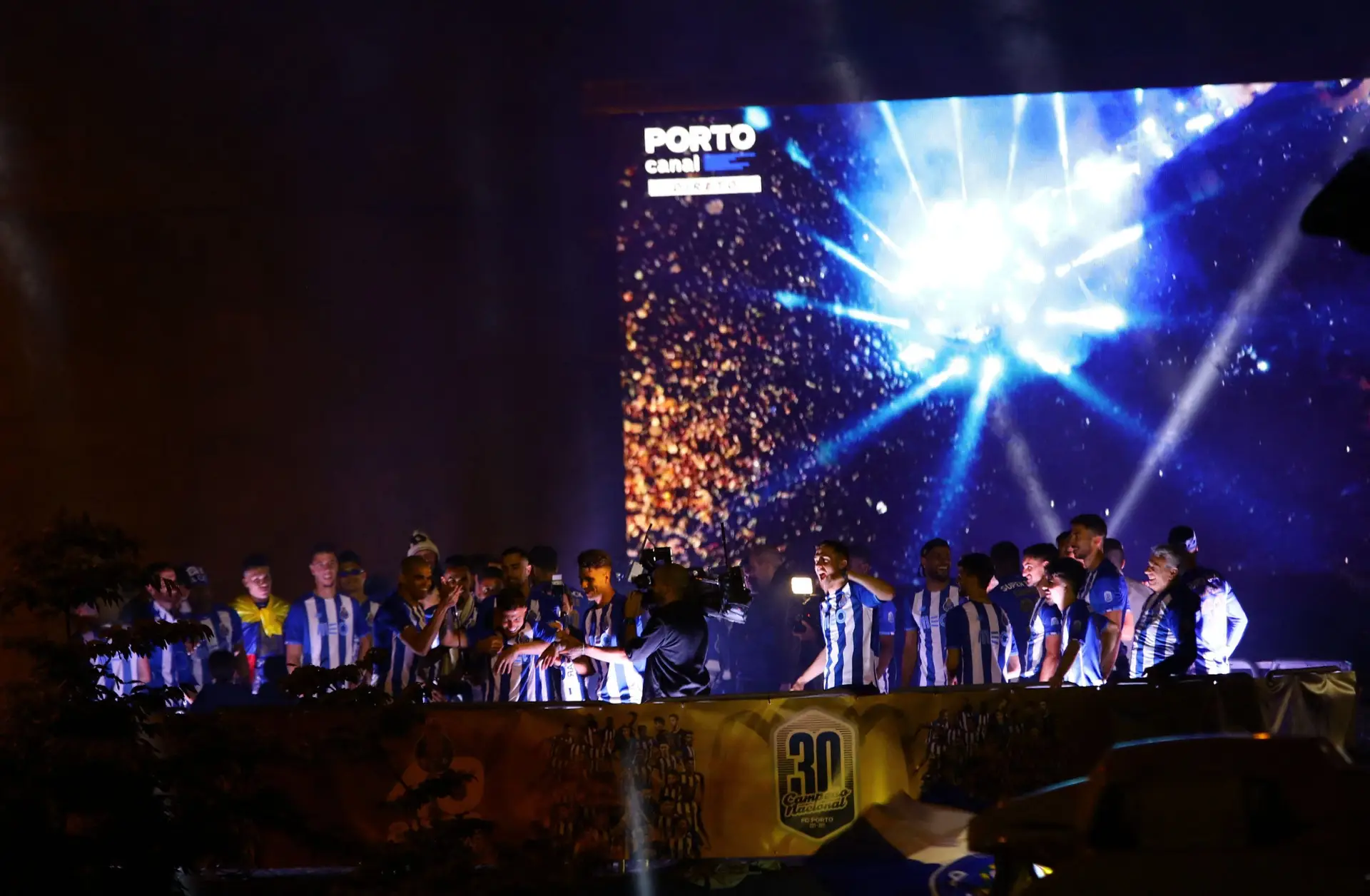 FC Porto campeão: a festa dos jogadores com os adeptos no Estádio do Dragão