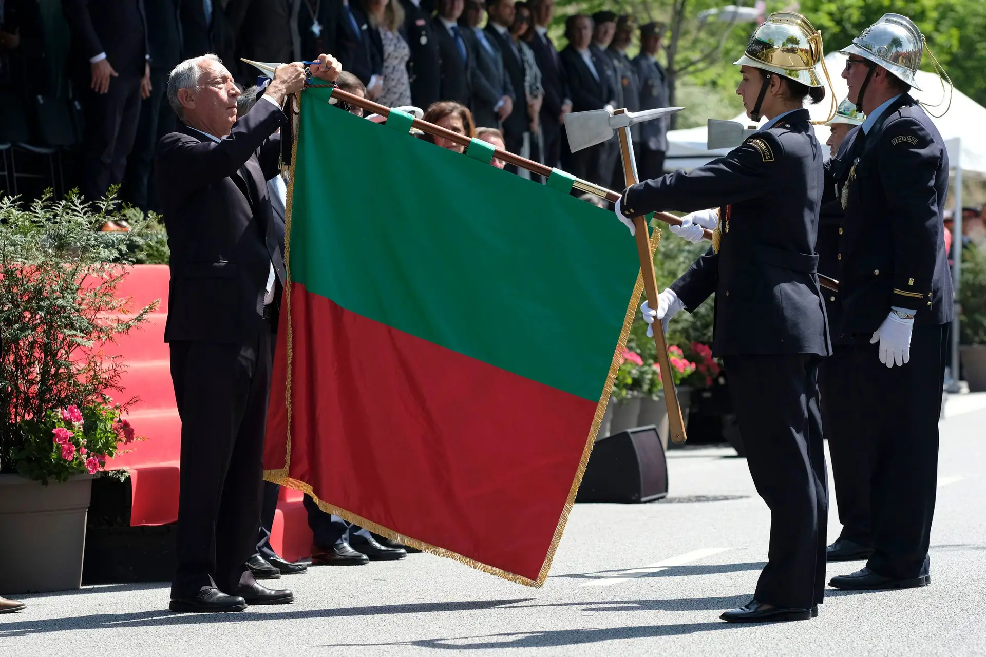 Presidente da República entrega Ordem do Infante D. Henrique à Liga Portuguesa dos Bombeiros