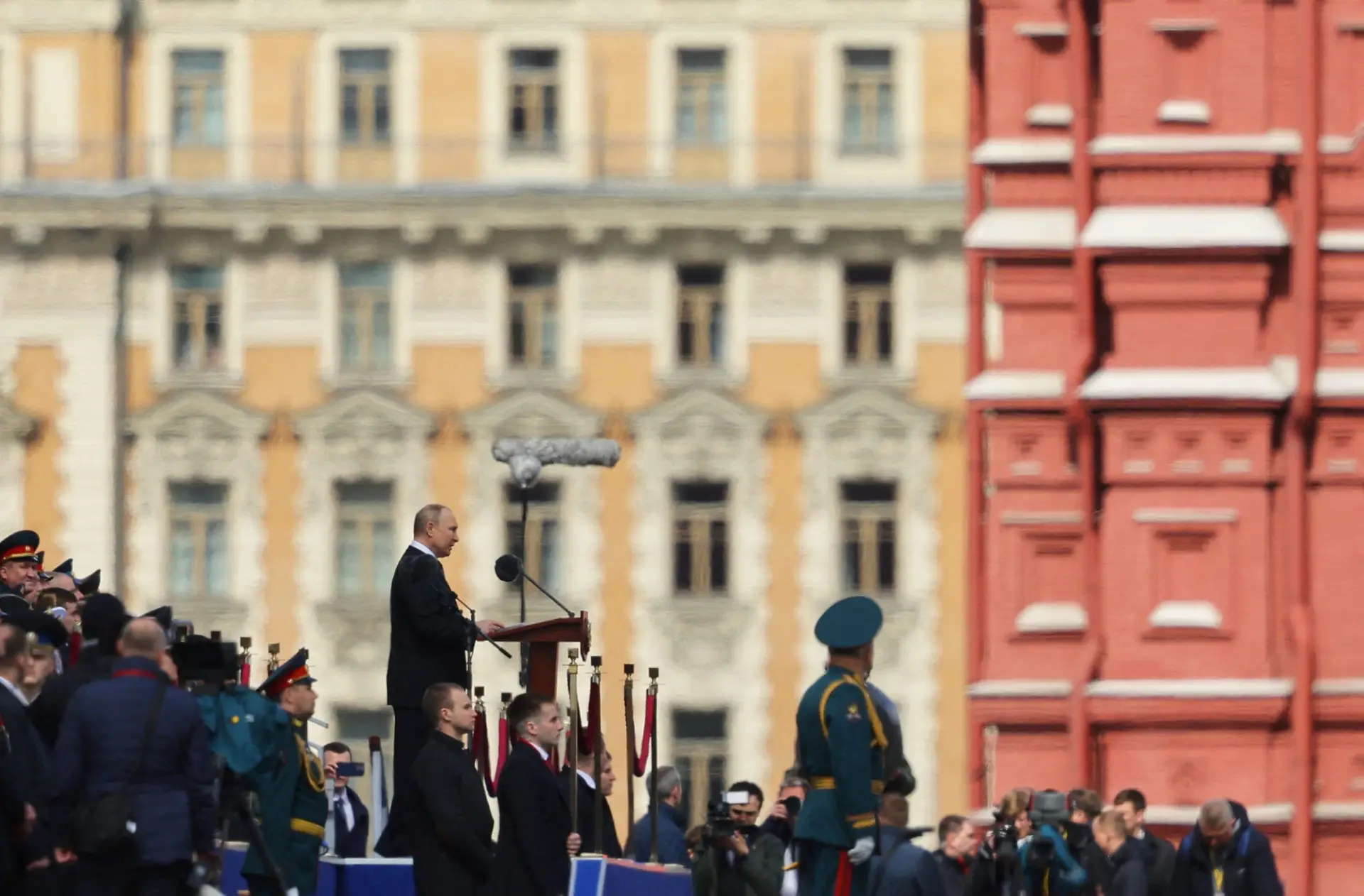 Putin diz que tropas russas lutam no Donbass para que não haja espaço para nazis