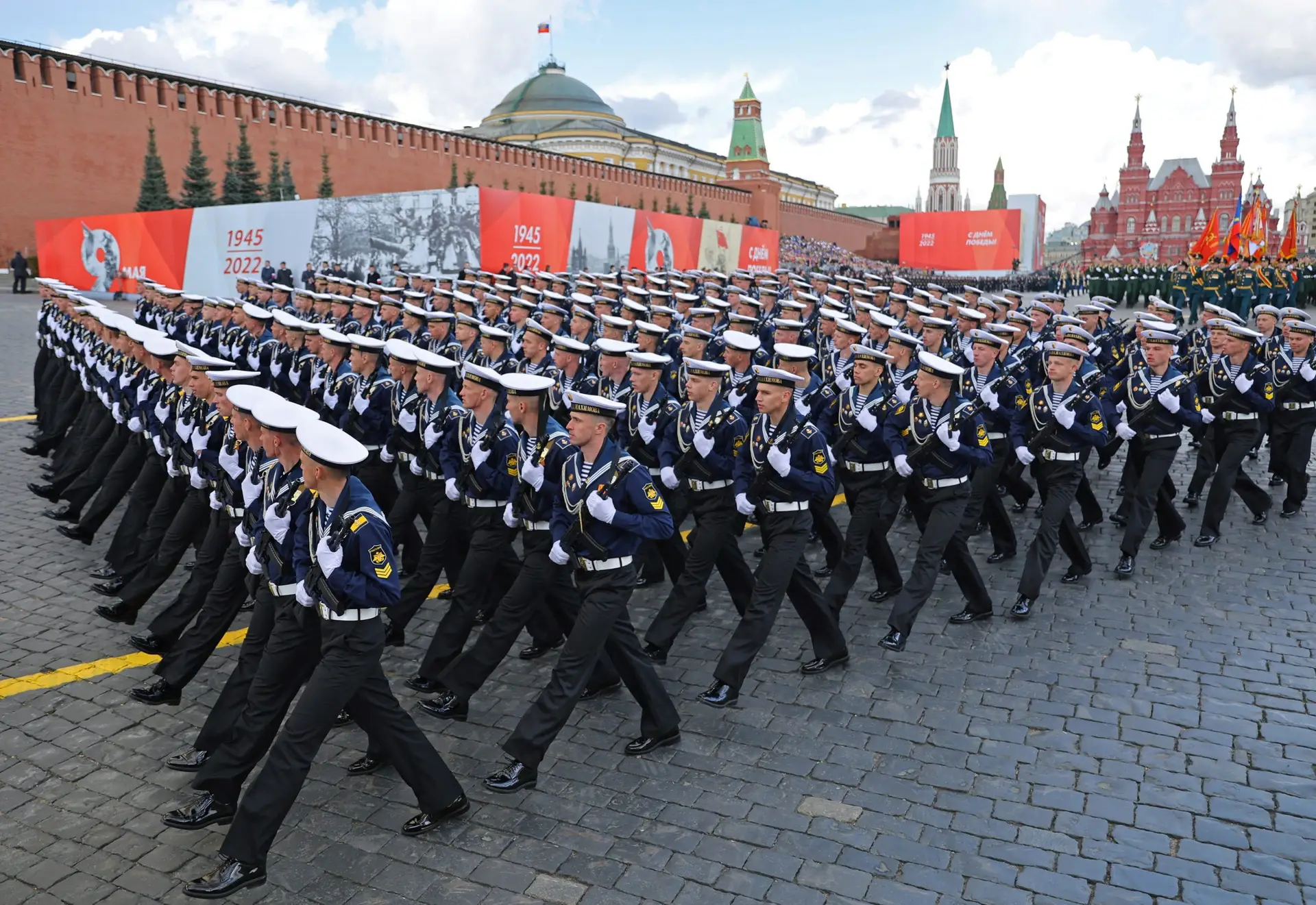 Rússia assinala Dia da Vitória com parada com centenas de veículos militares, mais de 11 mil soldados e milhares de pessoas