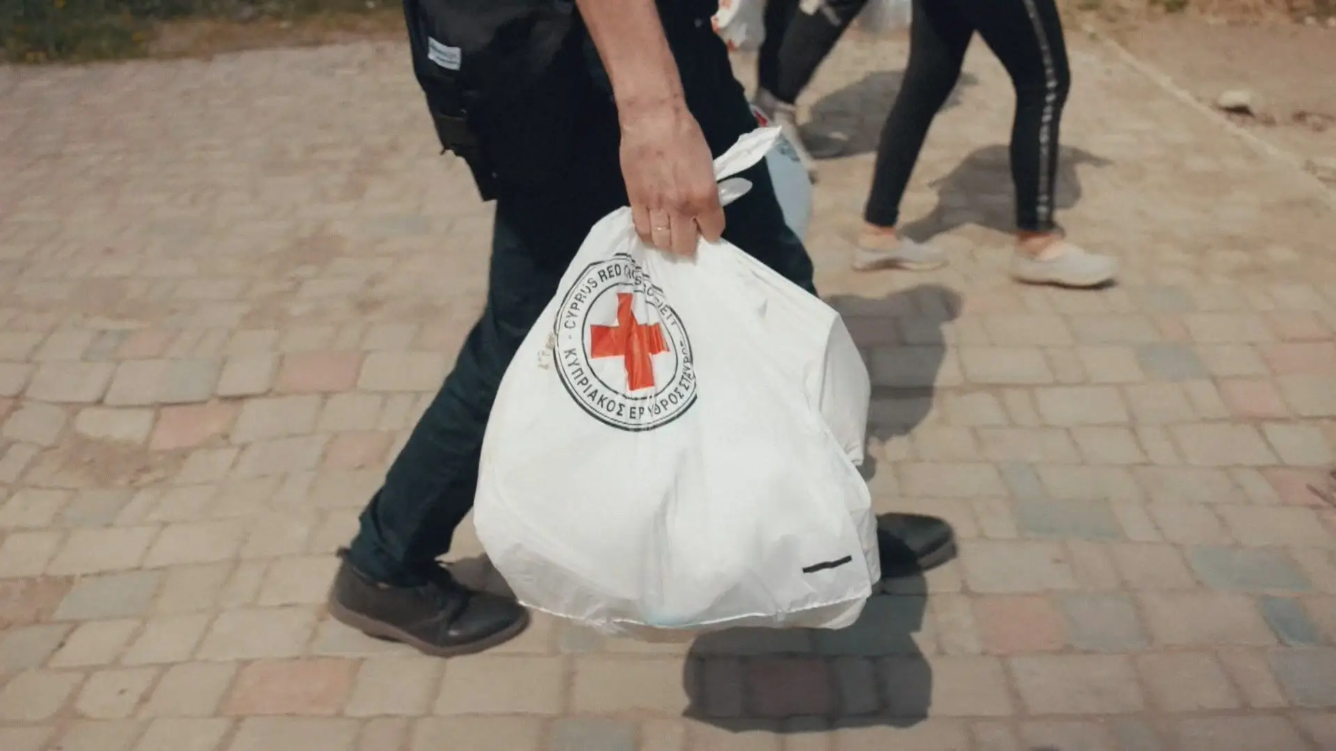 Voluntários levam bens essenciais às famílias que resistem na linha da frente em Donetsk