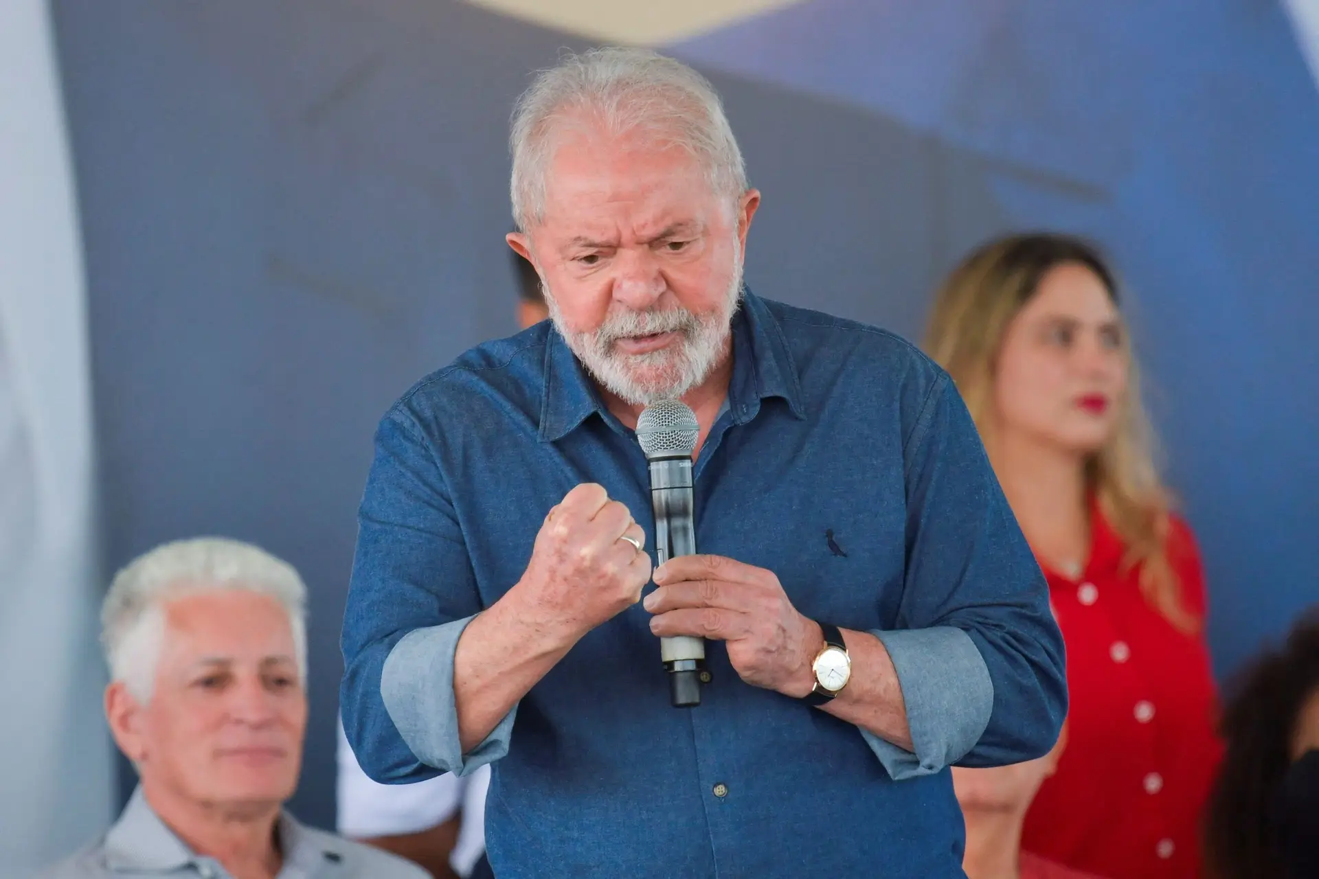 Vantagem de Lula da Silva sobre Bolsonaro cai seis pontos em sondagem no Brasil