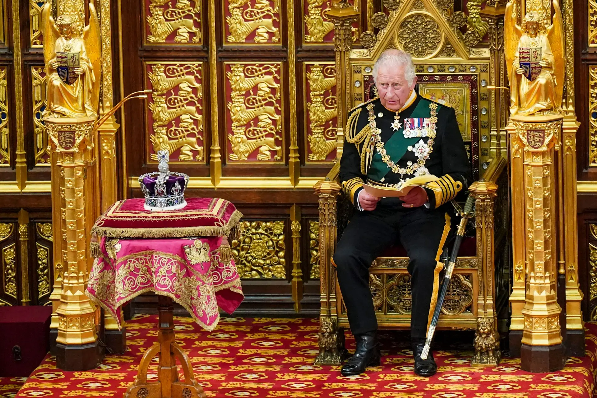 Príncipe Carlos substitui Isabel II pela primeira vez no “Discurso da Rainha”