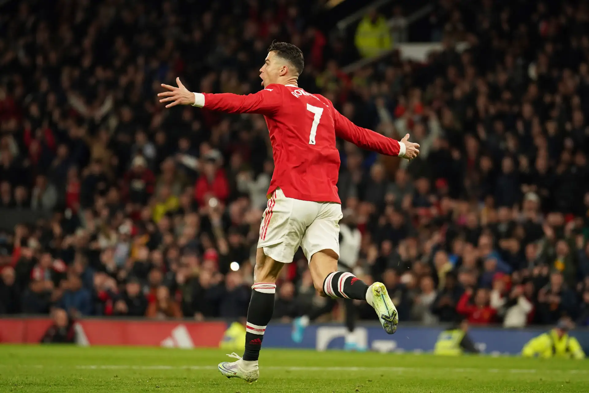 Cristiano Ronaldo eleito melhor jogador do mês da Premier League