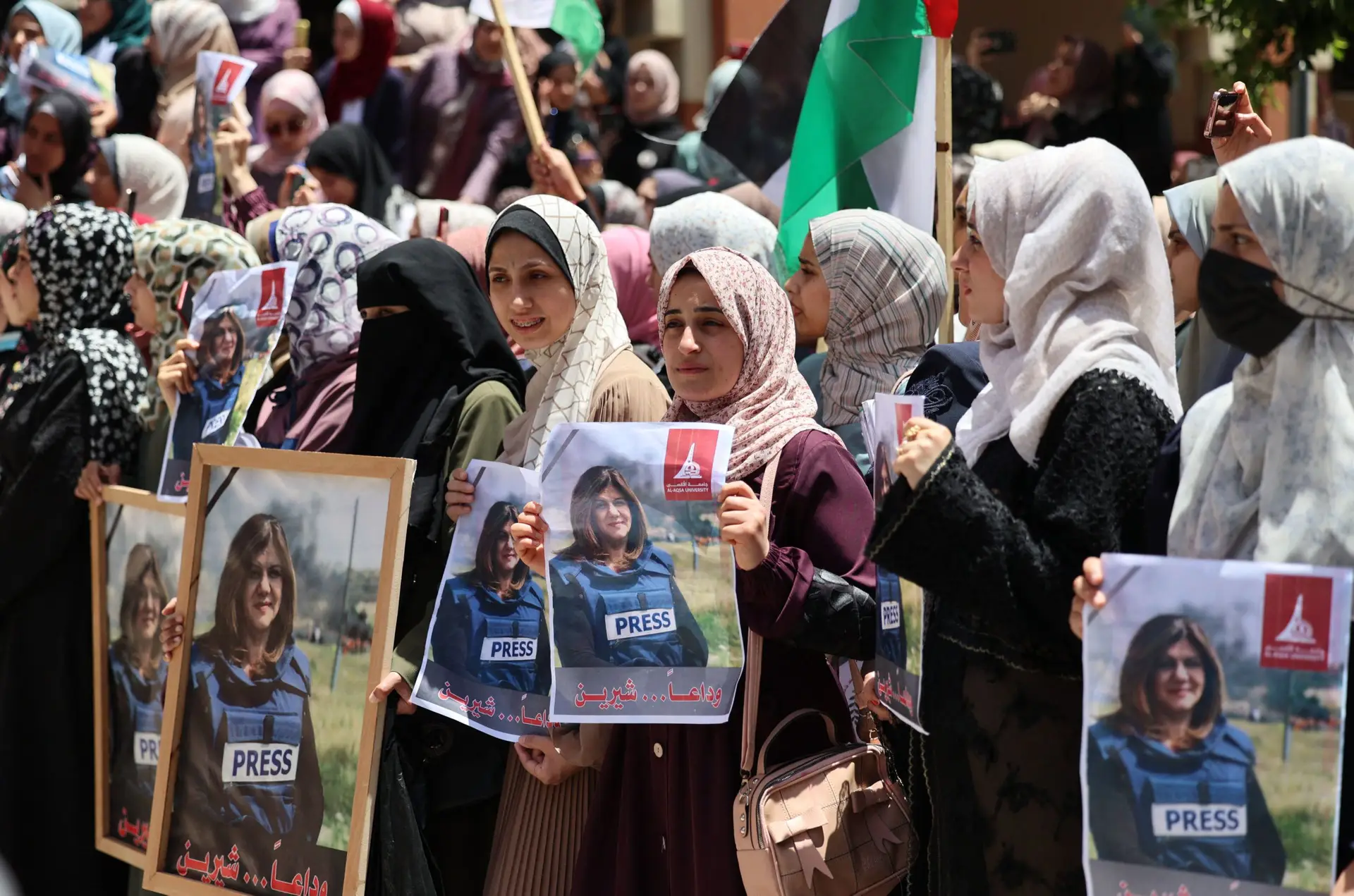 Milhares de palestinianos homenageiam jornalista da Al Jazeera morta a tiro