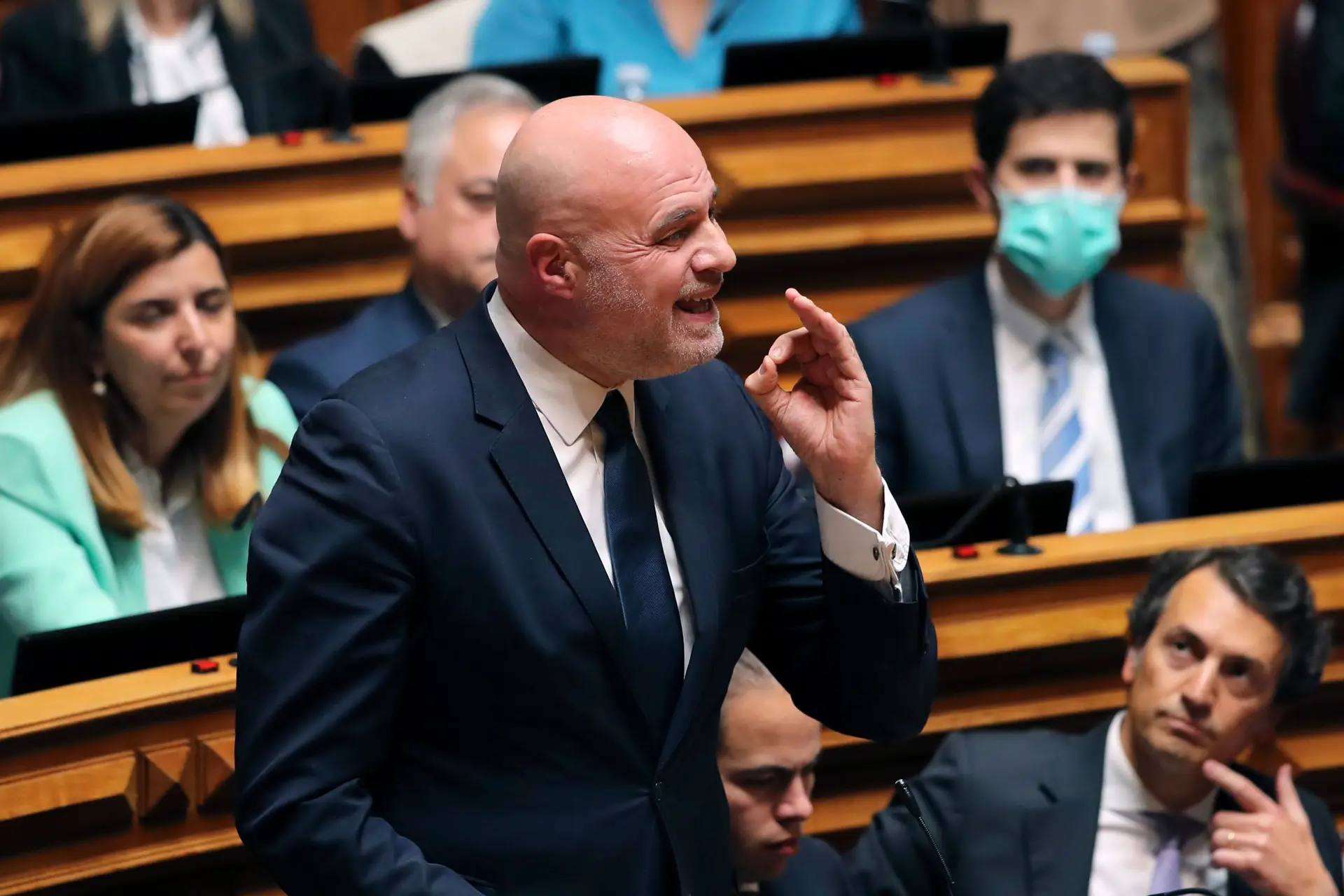 OE 2022: PSD propõe atualização de 4% nos salários da função pública