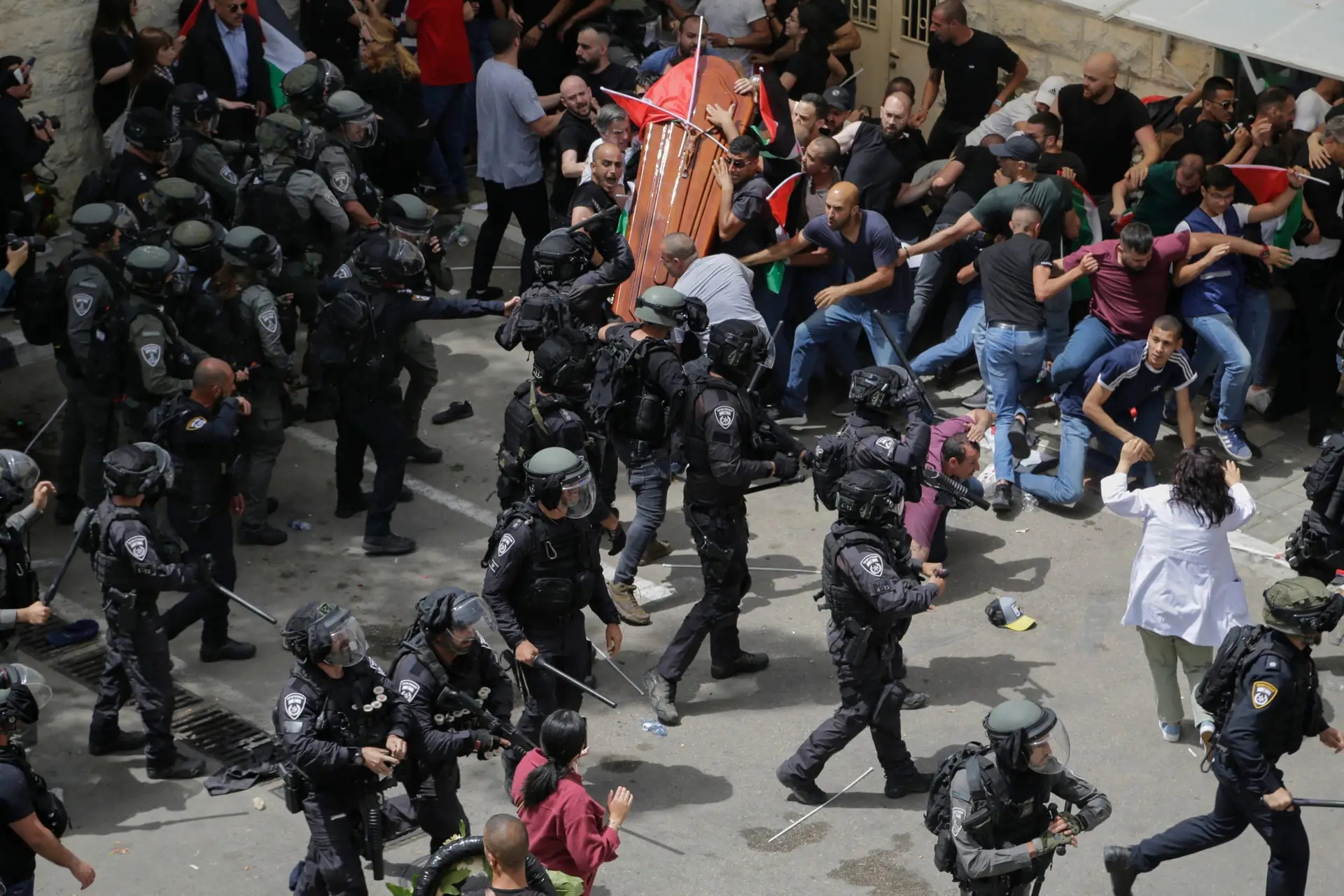 Caixão da jornalista assassinada na Cisjordânia cai durante confrontos com exército