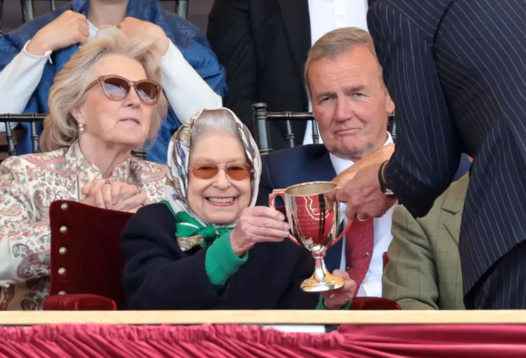 Rainha Isabel II reaparece em público para assistir à prestigiada competição equestre em Windsor