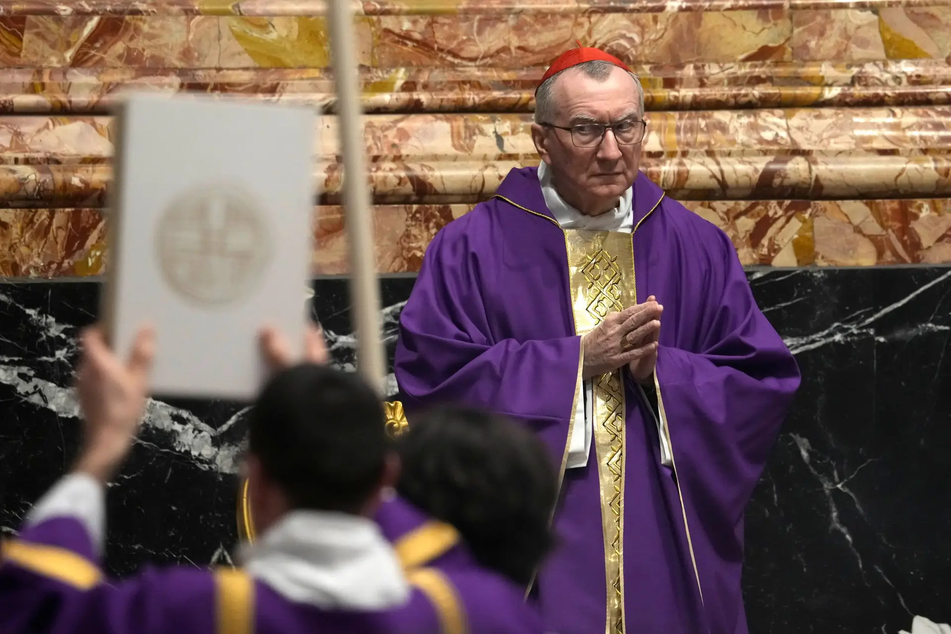 Número dois do Vaticano diz que dar armas à Ucrânia é legítimo mas com condições