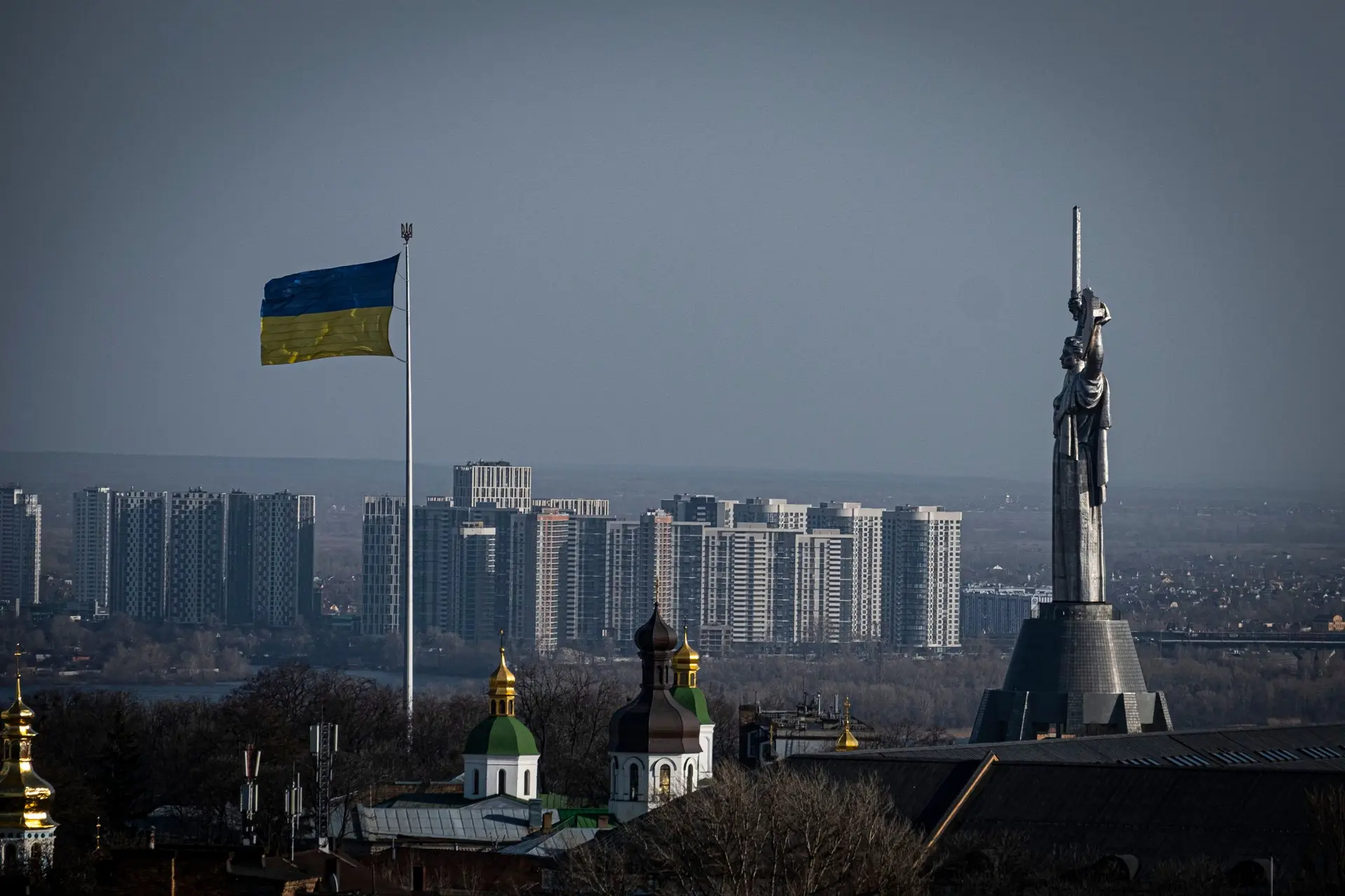 Deputados do PS e PSD pedem diligências para a visita a Kiev