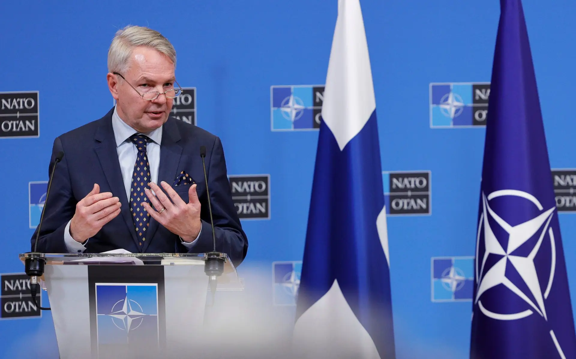Finlândia admite importância de comunicar com a Rússia, mas recusa pedir permissão para aderir à NATO 