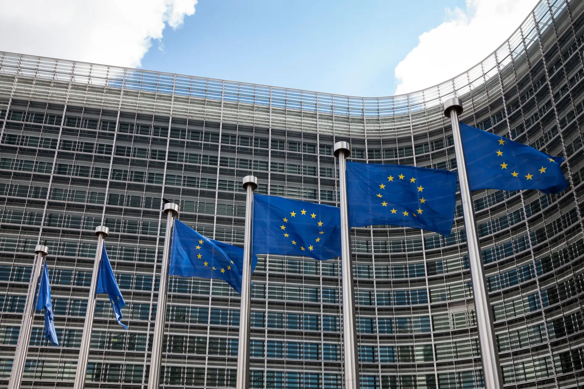 Bruxelas divulga hoje previsões económicas que já devem refletir efeitos da guerra na Ucrânia
