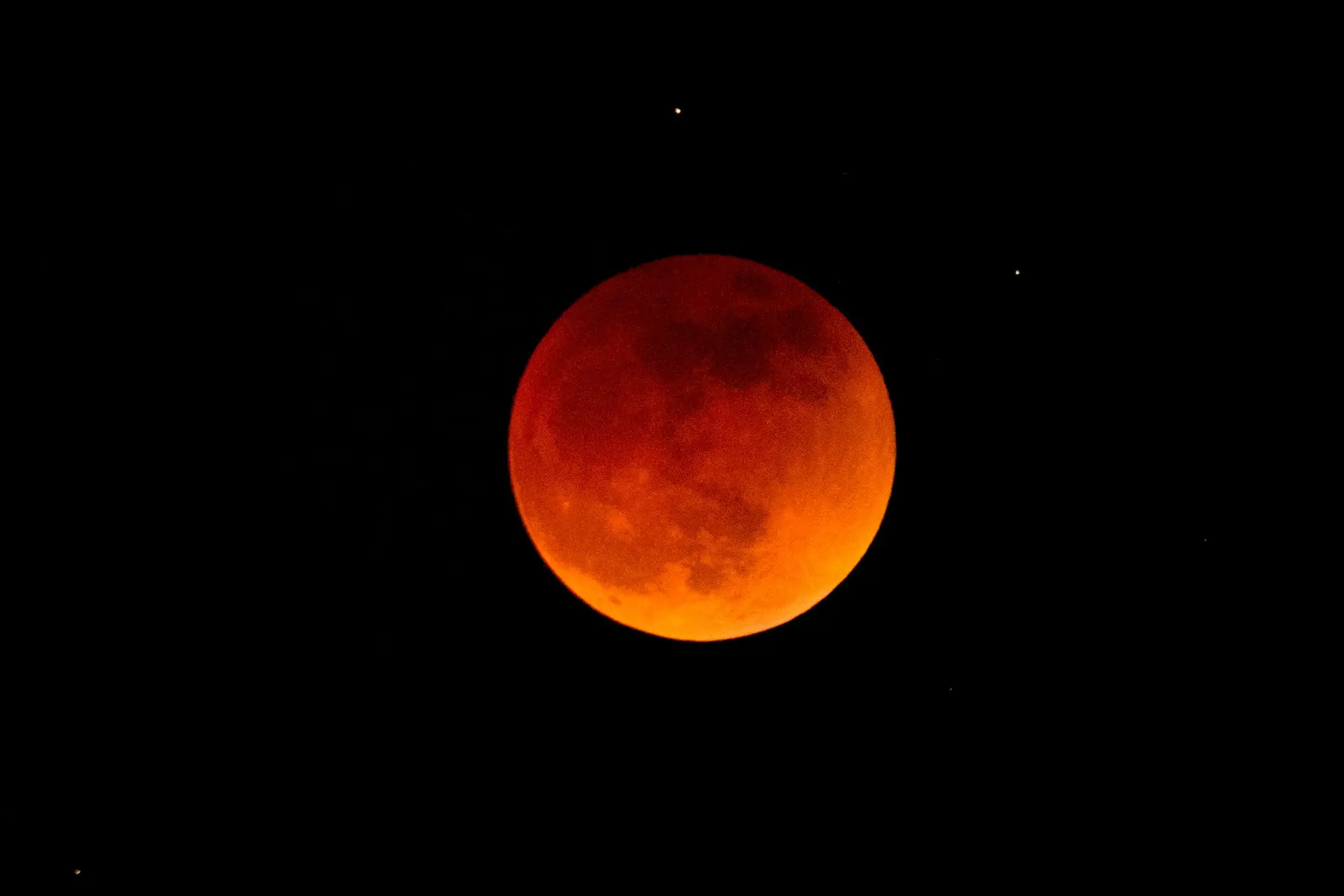 Imagens do primeiro eclipse lunar total do ano SIC Notícias