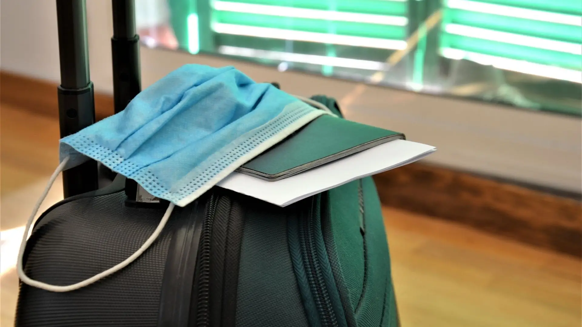 Covid-19: máscaras continuam a ser obrigatórias em voos e aeroportos em Portugal 