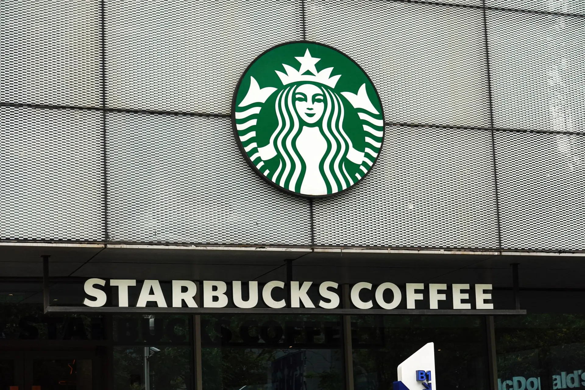 Starbucks vai pagar viagens a trabalhadoras que queiram abortar nos EUA