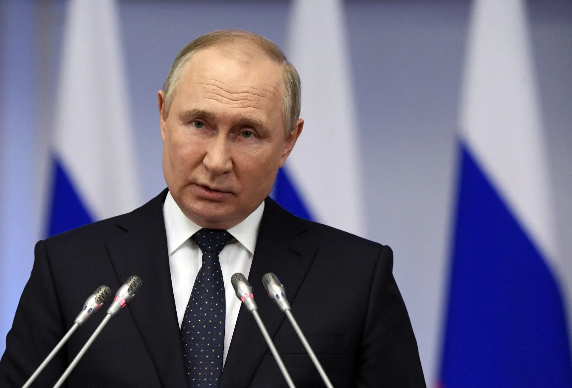 “Vamos decidir com base nas ameaças”: Putin reage às adesões à NATO de Finlândia e Suécia